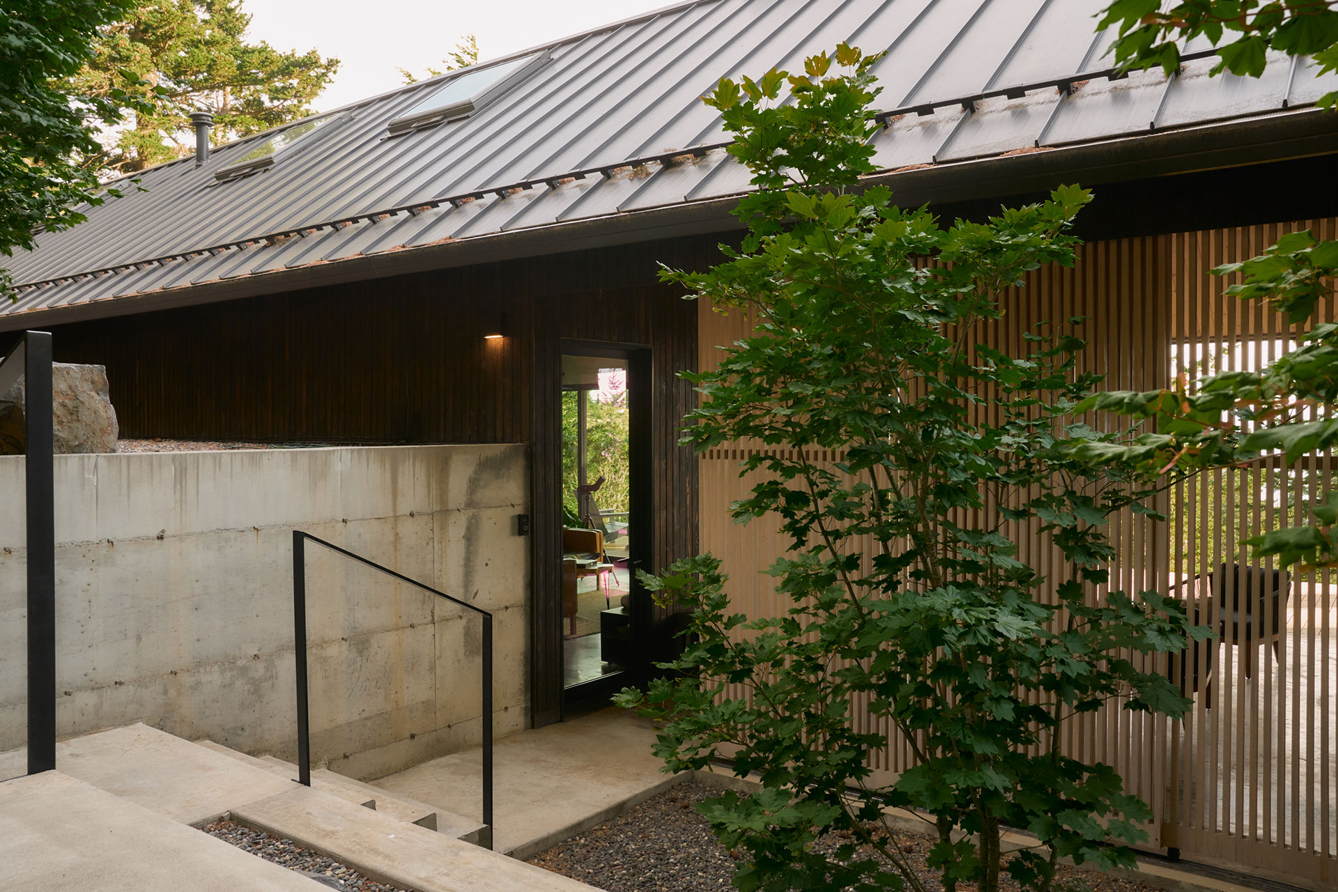 dry-creek-cabin_cabin_washington-usa_exterior-entrance.jpg