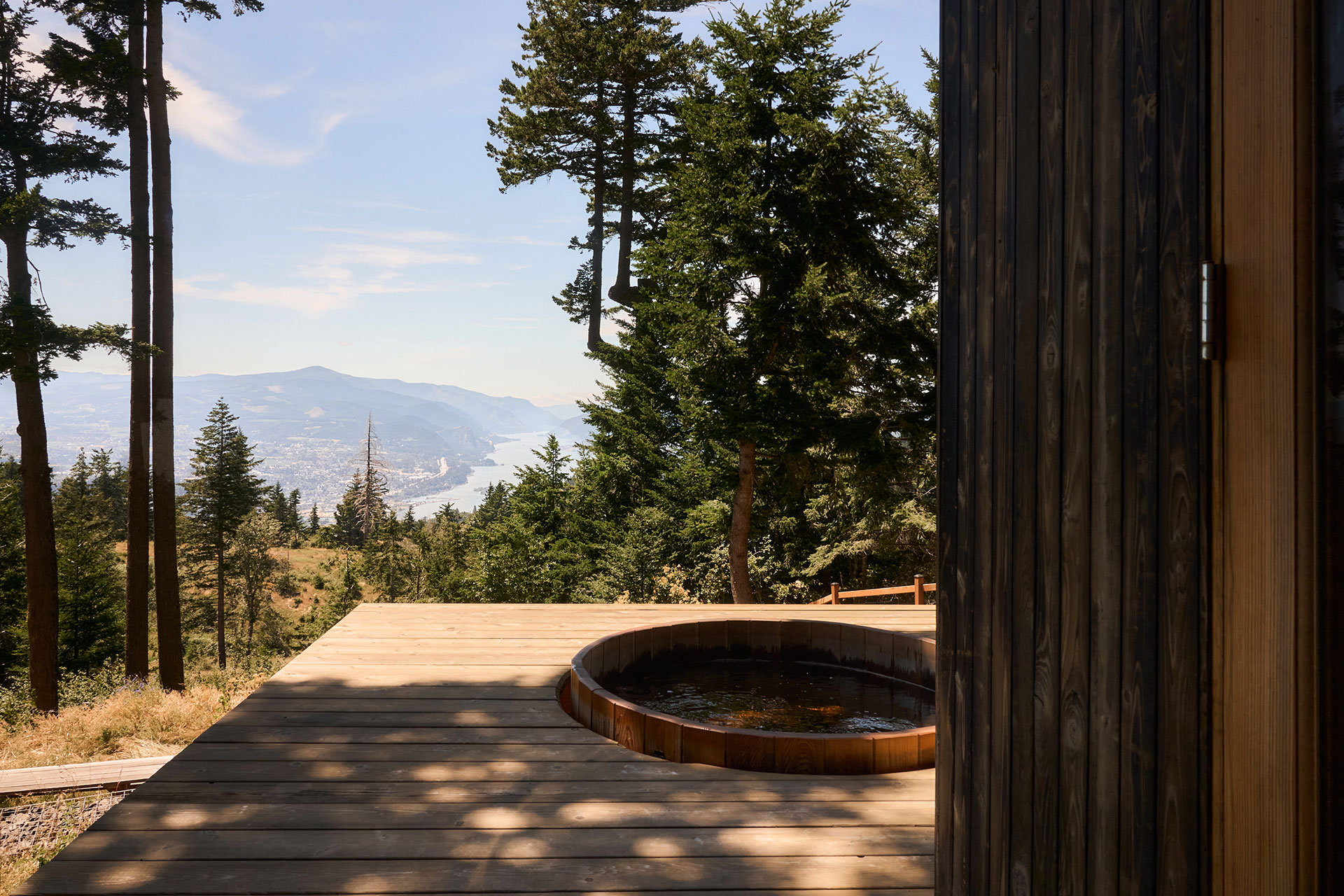 dry-creek-cabin_cabin_washington-usa_exterior-jacuzzi.jpg