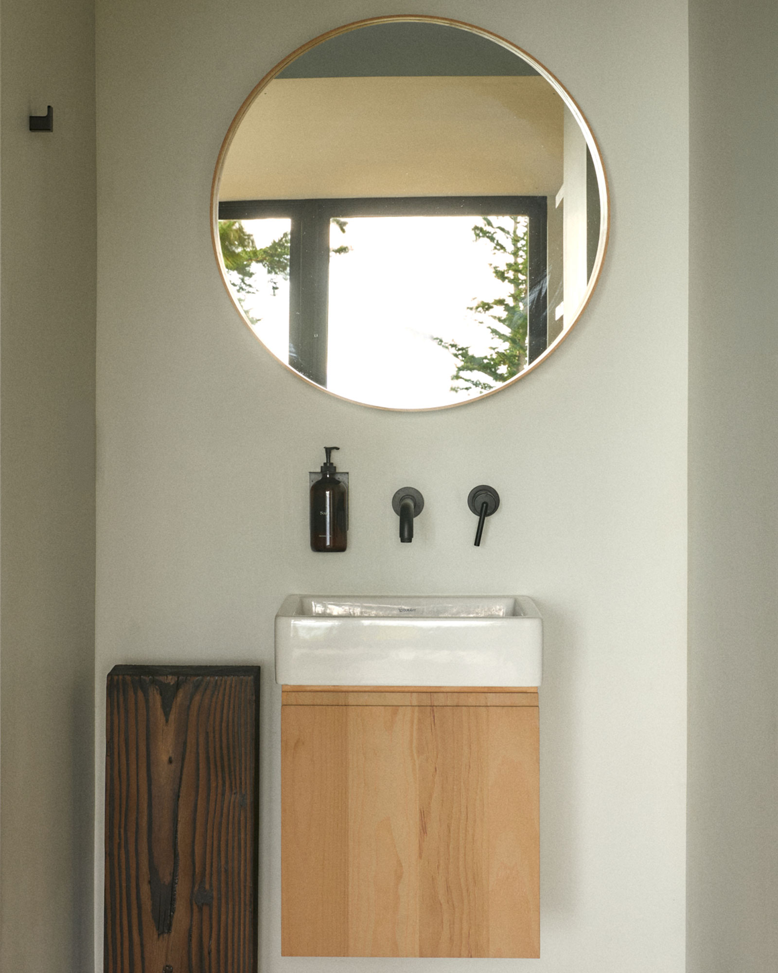 dry-creek-cabin_cabin_washington-usa_interior-bathroom-mirror.jpg