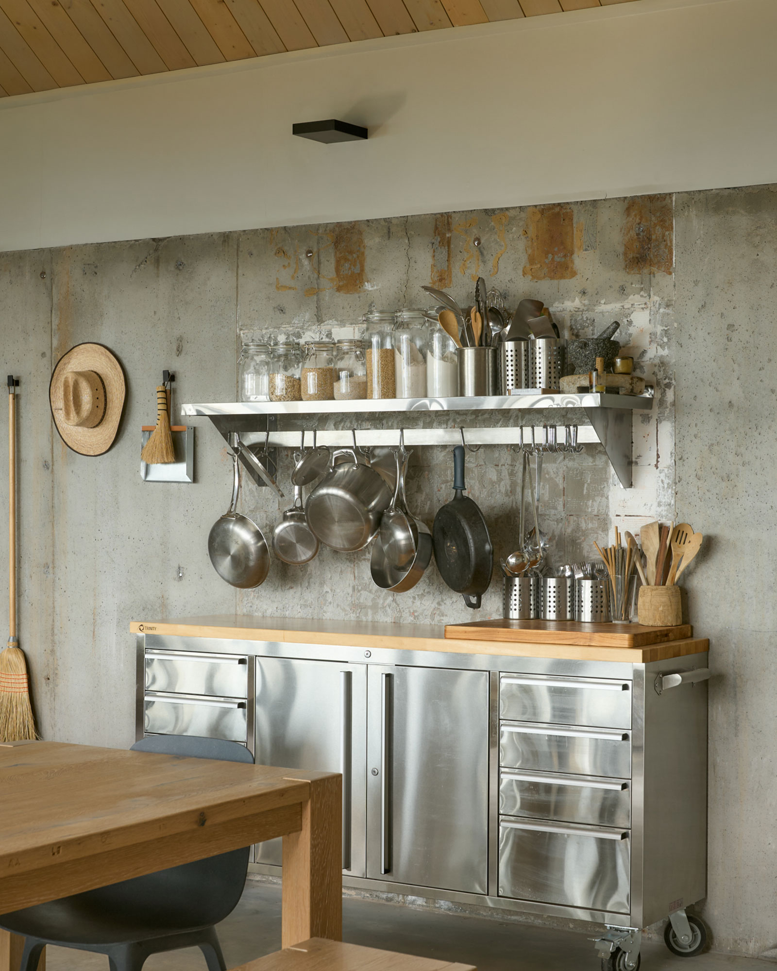 dry-creek-cabin_cabin_washington-usa_interior-kitchen.jpg