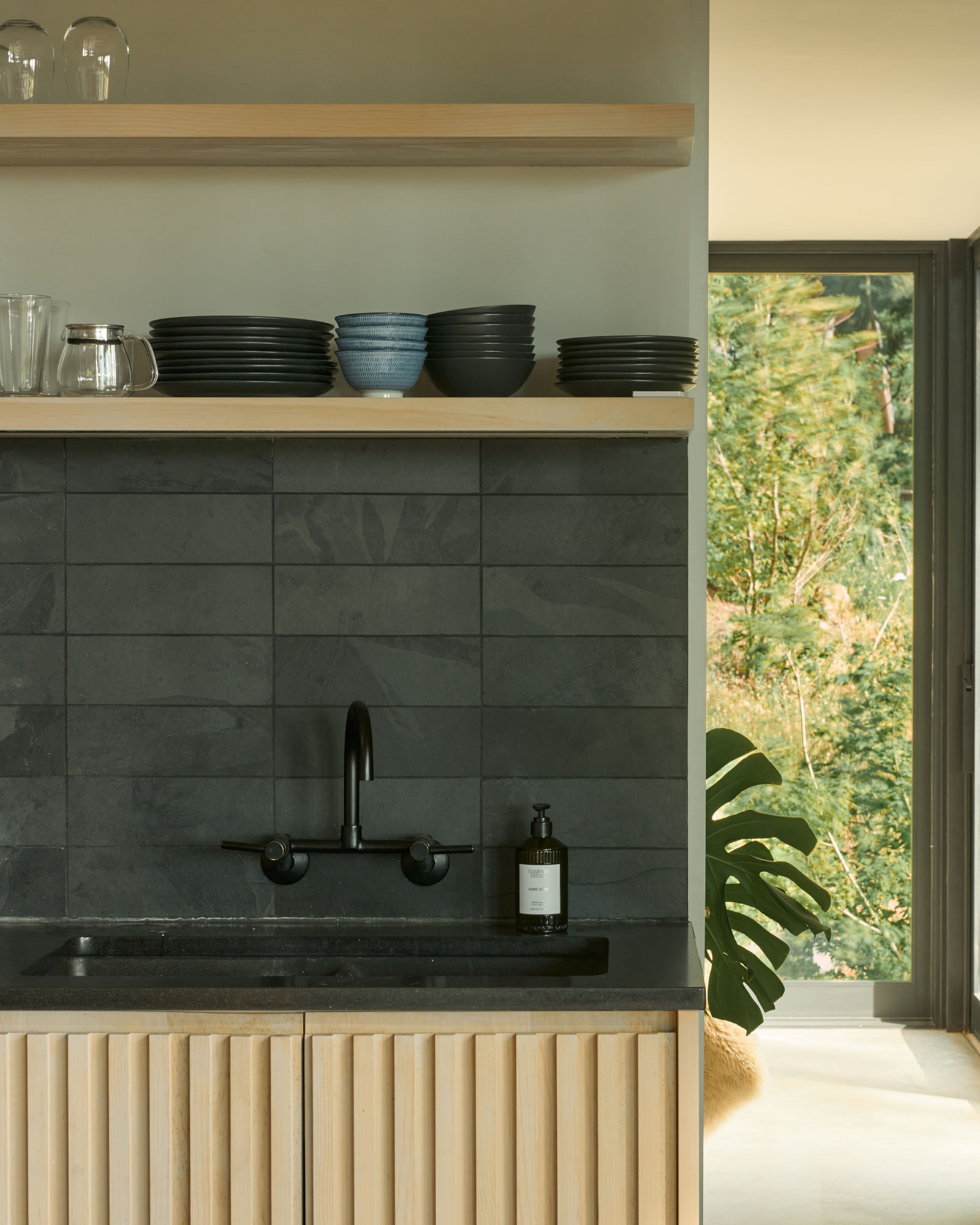 dry-creek-cabin_cabin_washington-usa_interior-kitchen-detail-space.jpg