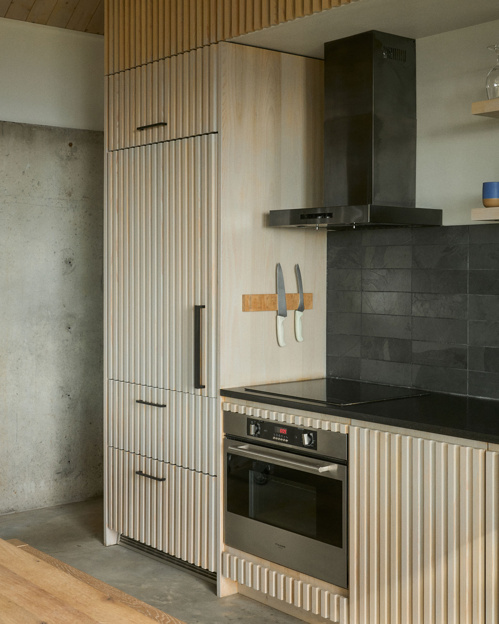 dry-creek-cabin_cabin_washington-usa_interior-kitchen-oven.jpg