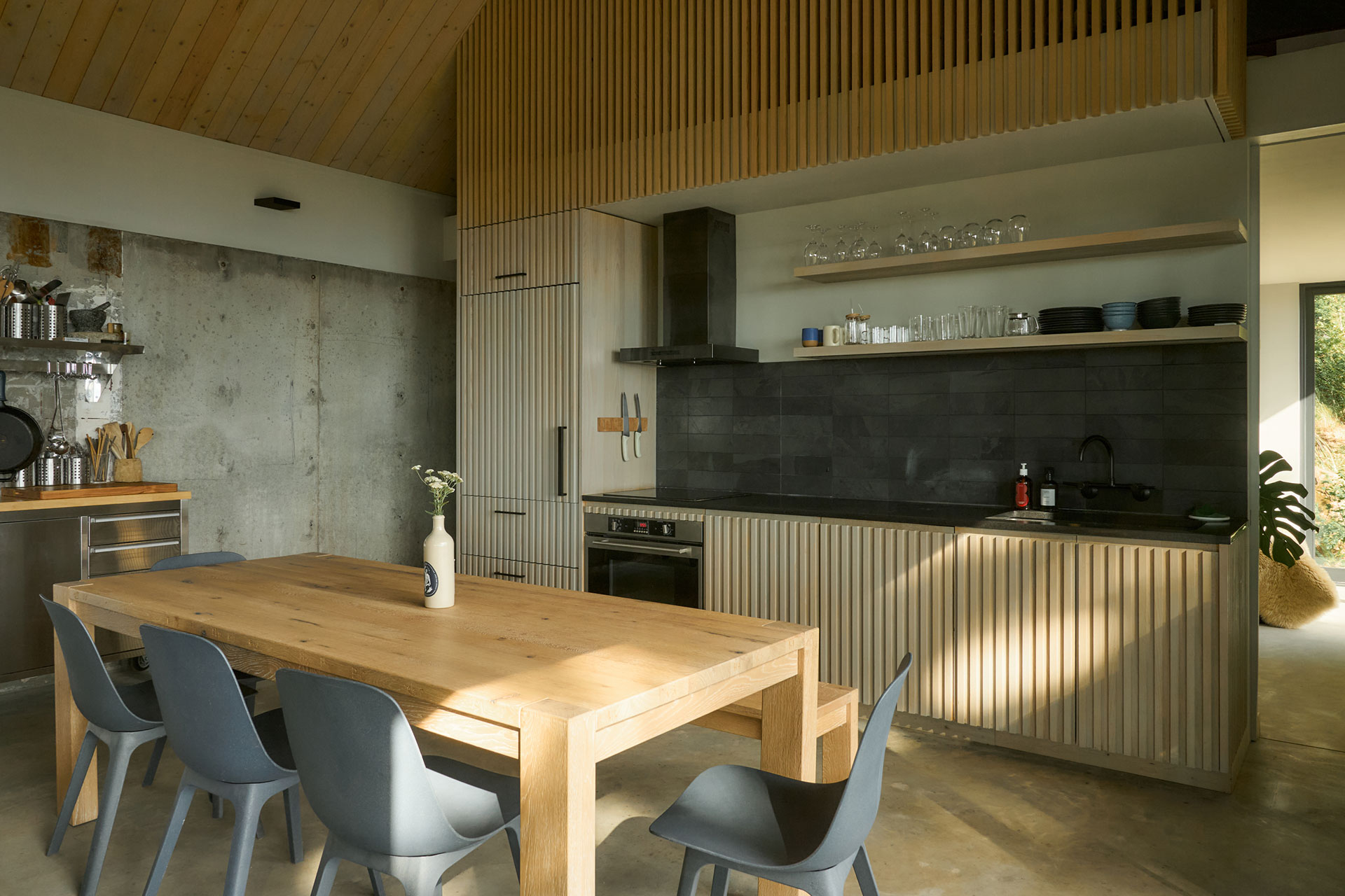dry-creek-cabin_cabin_washington-usa_interior-kitchen-space.jpg