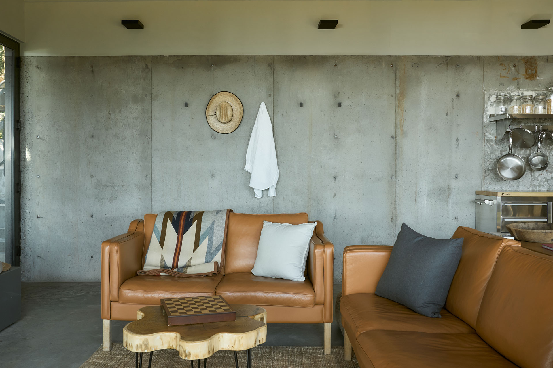 dry-creek-cabin_cabin_washington-usa_interior-sofa.jpg