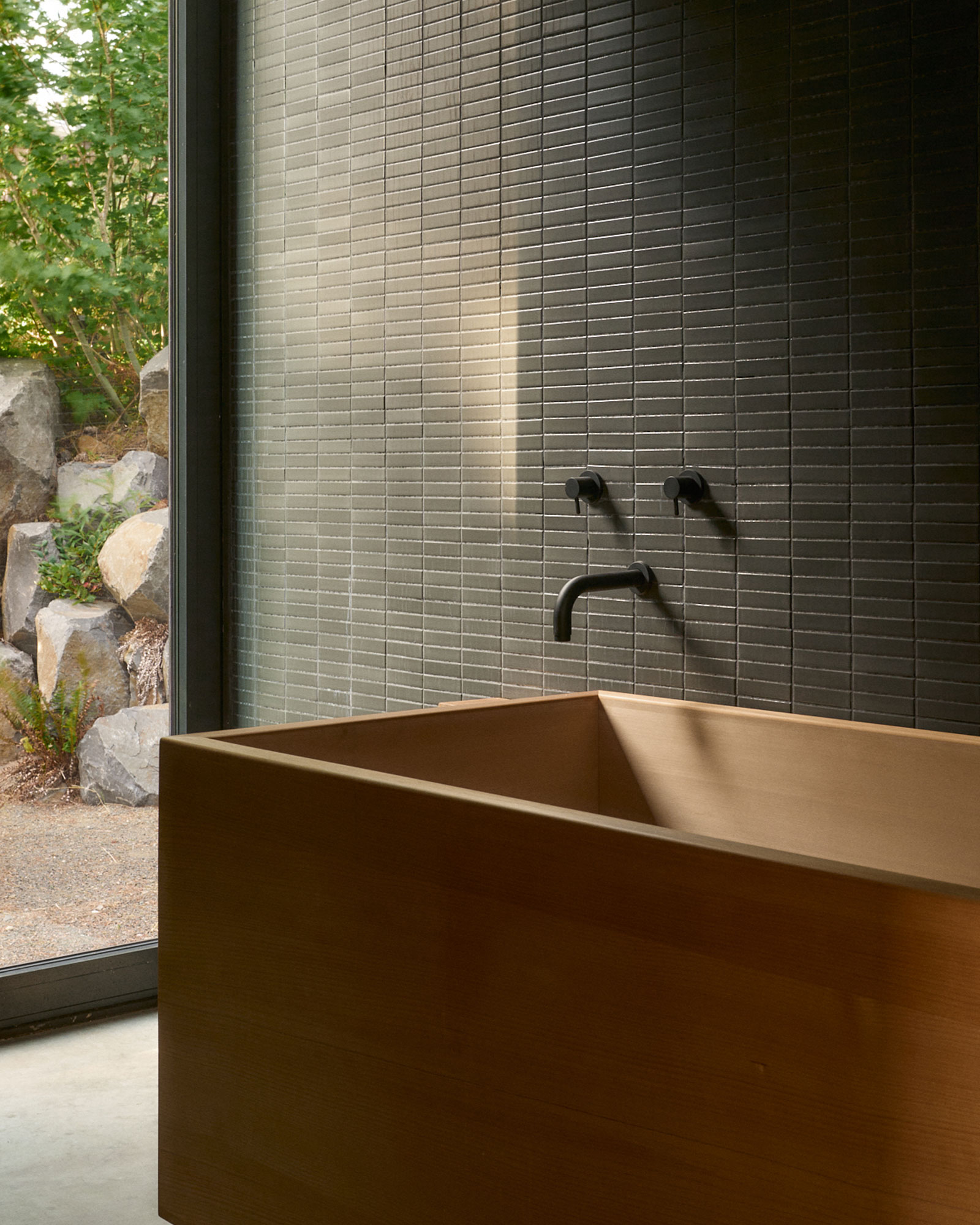 dry-creek-cabin_cabin_washington-usa_interior-tub.jpg