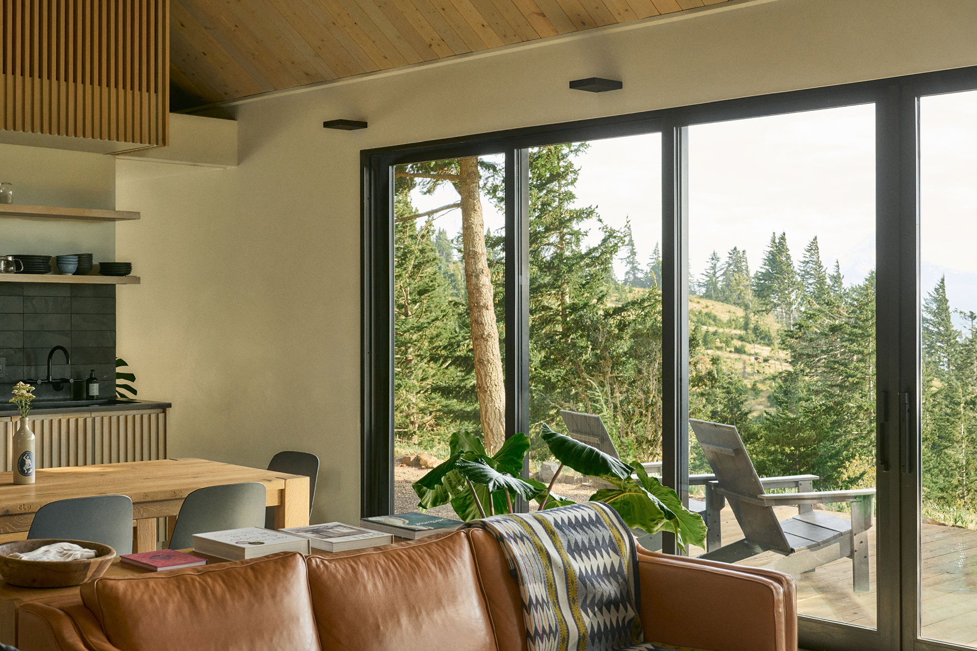 dry-creek-cabin_cabin_washington-usa_interior-view.jpg
