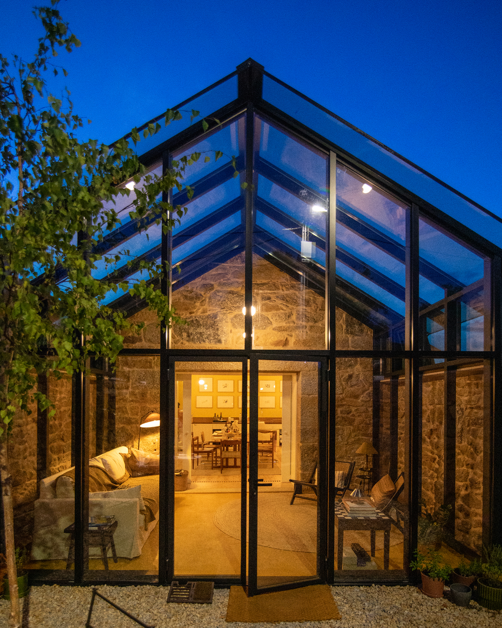 fugahouse_villa_viseu-portugal_exterior-facade-night.jpg