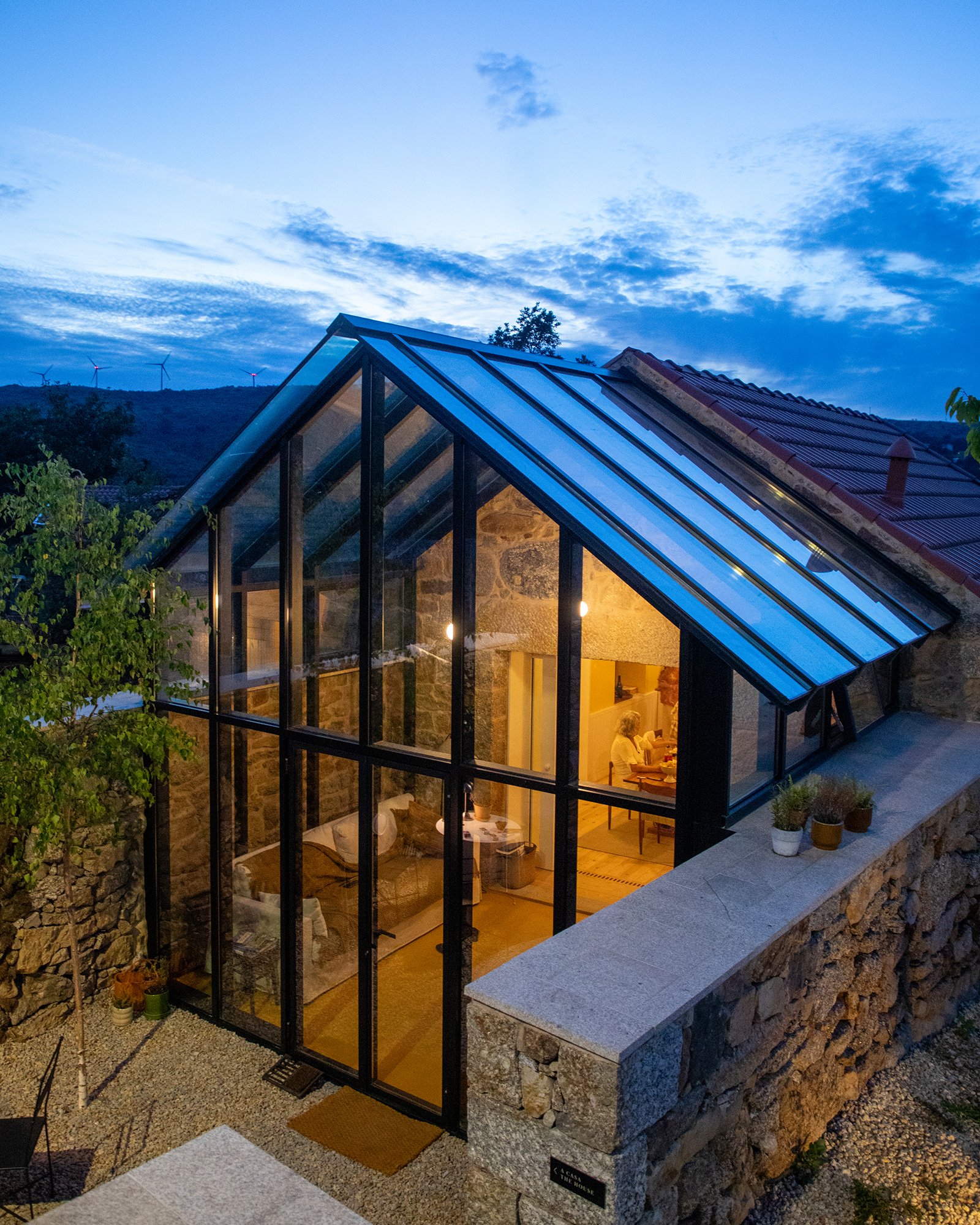 fugahouse_villa_viseu-portugal_exterior-night.jpg