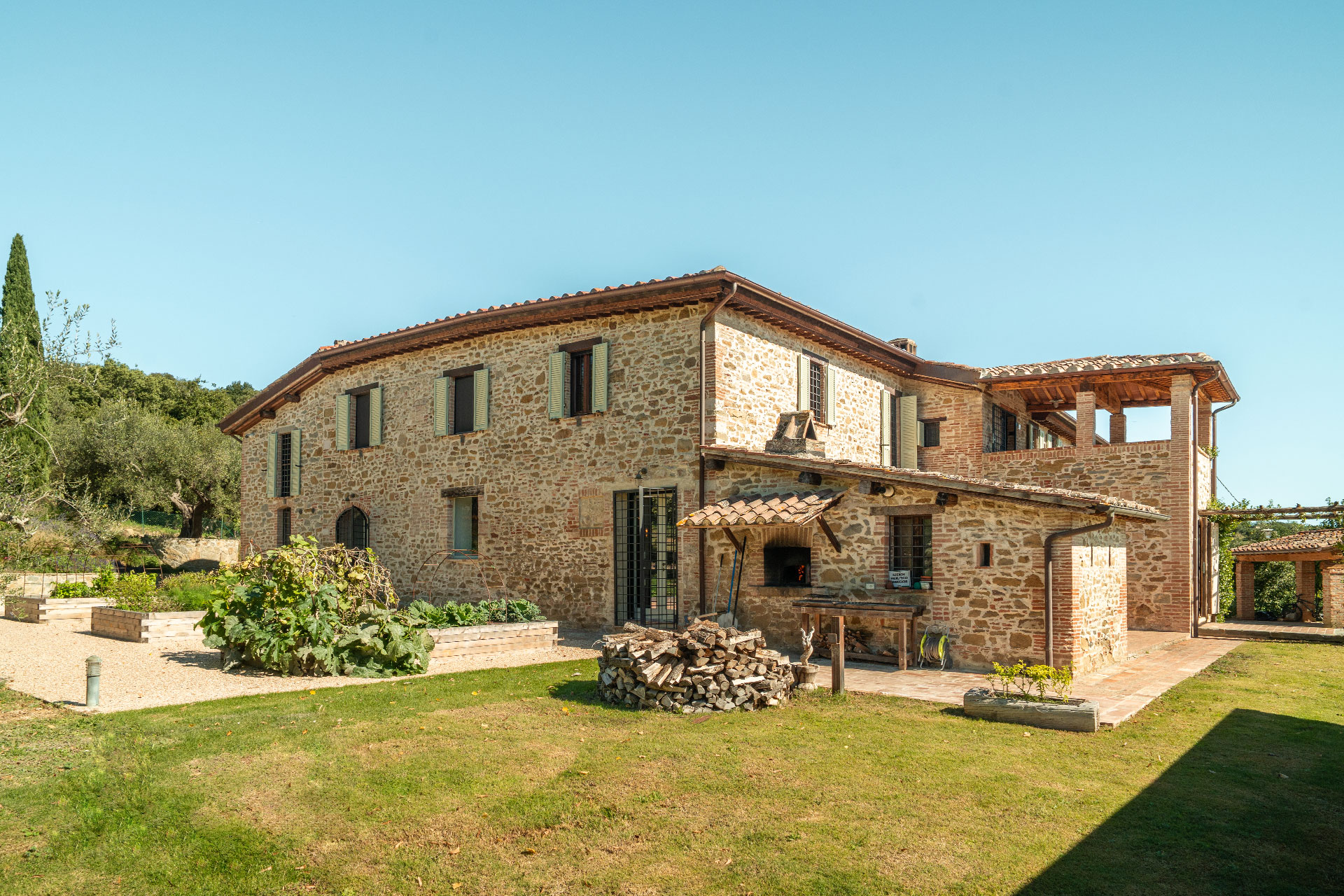 casa-montemelino_estate_umbria-italy_exterior-facade-design.jpg