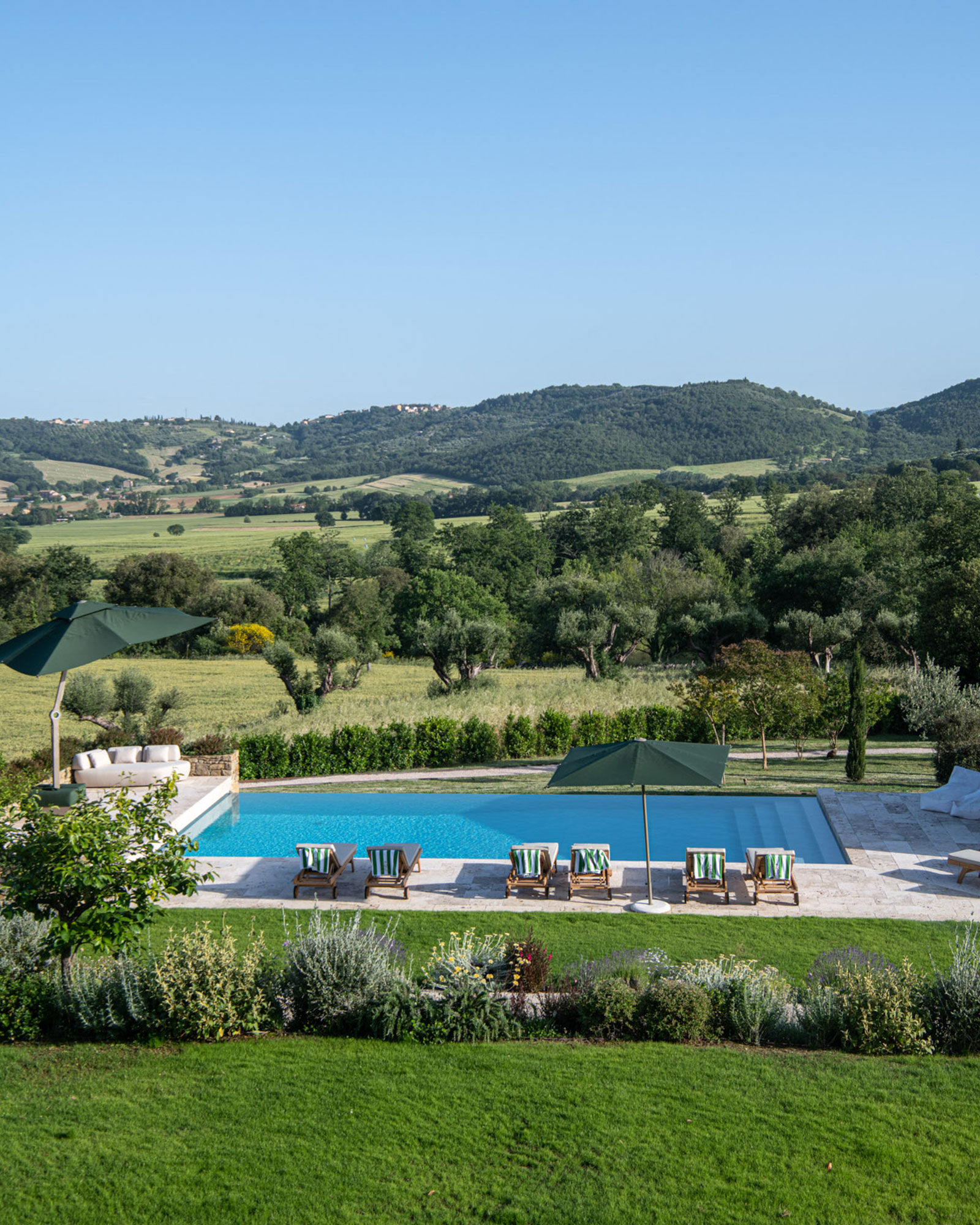 casa-montemelino_estate_umbria-italy_exterior-pool-view.jpg