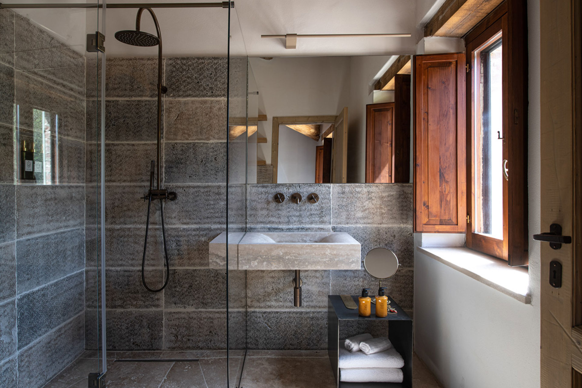 casa-montemelino_estate_umbria-italy_interior-bathroom.jpg