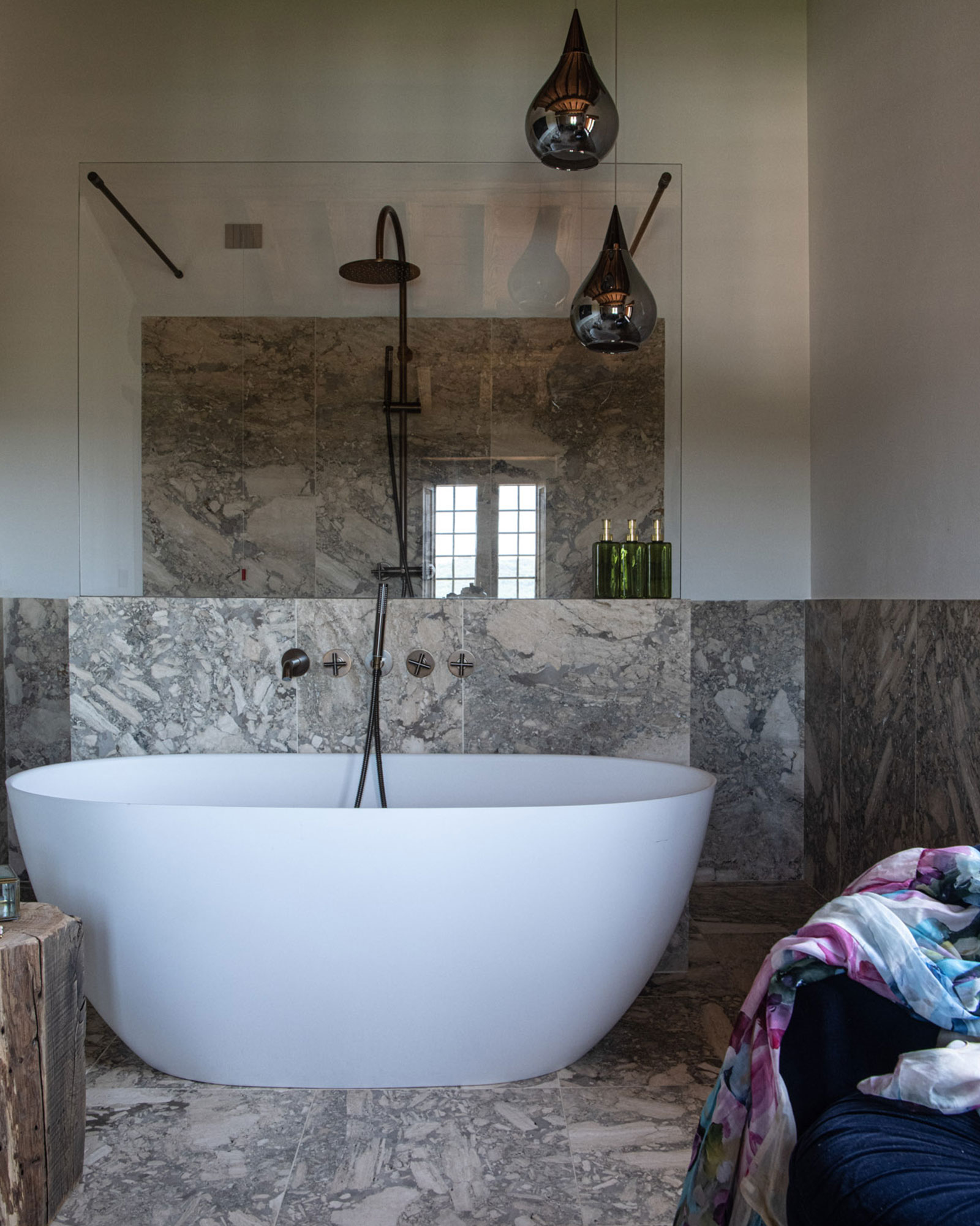 casa-montemelino_estate_umbria-italy_interior-bathroom-tub.jpg