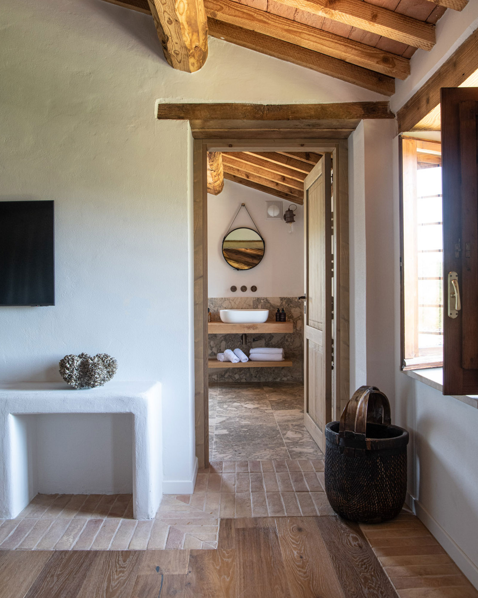 casa-montemelino_estate_umbria-italy_interior-bedroom-bathroom.jpg