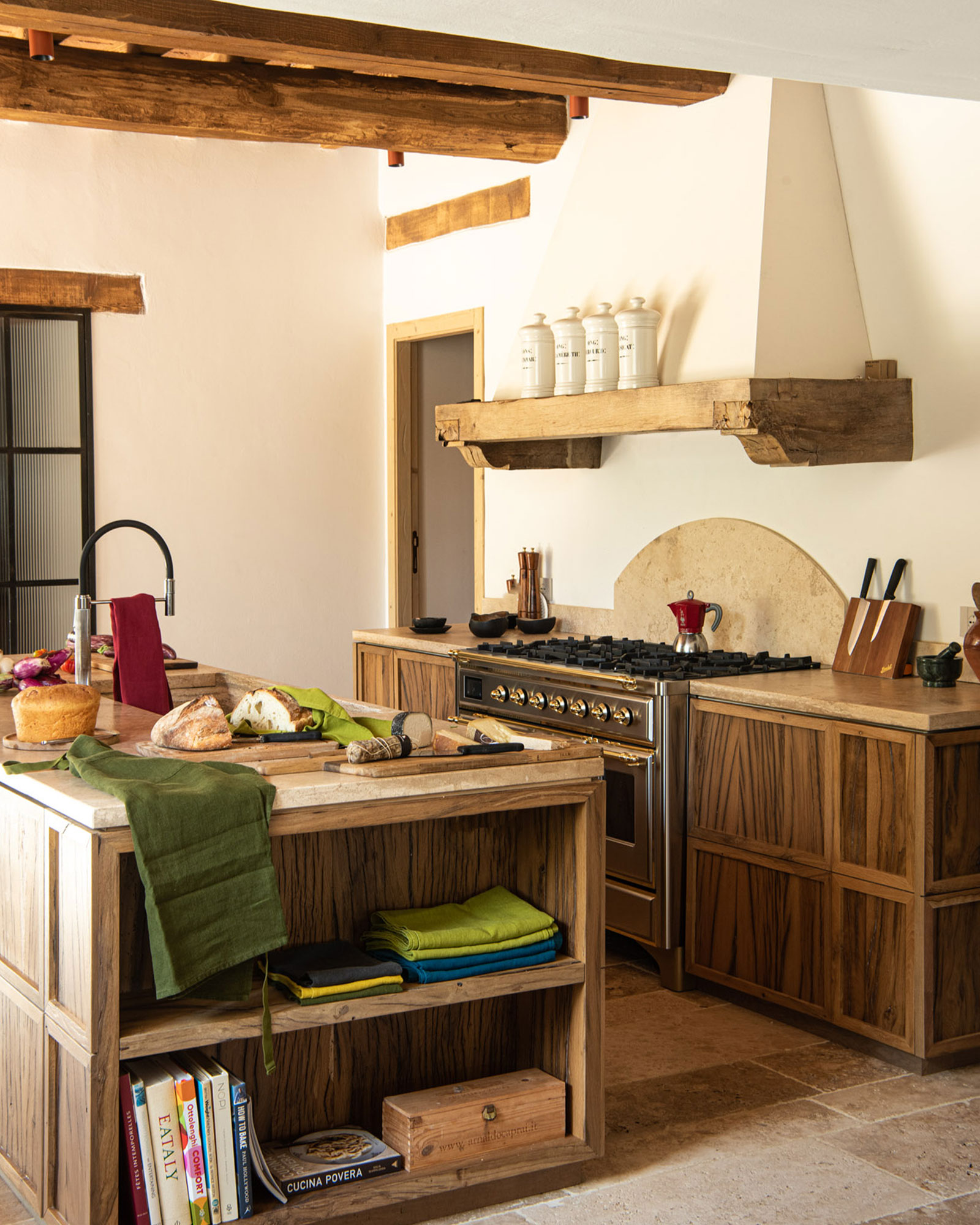 casa-montemelino_estate_umbria-italy_interior-kitchen-design.jpg