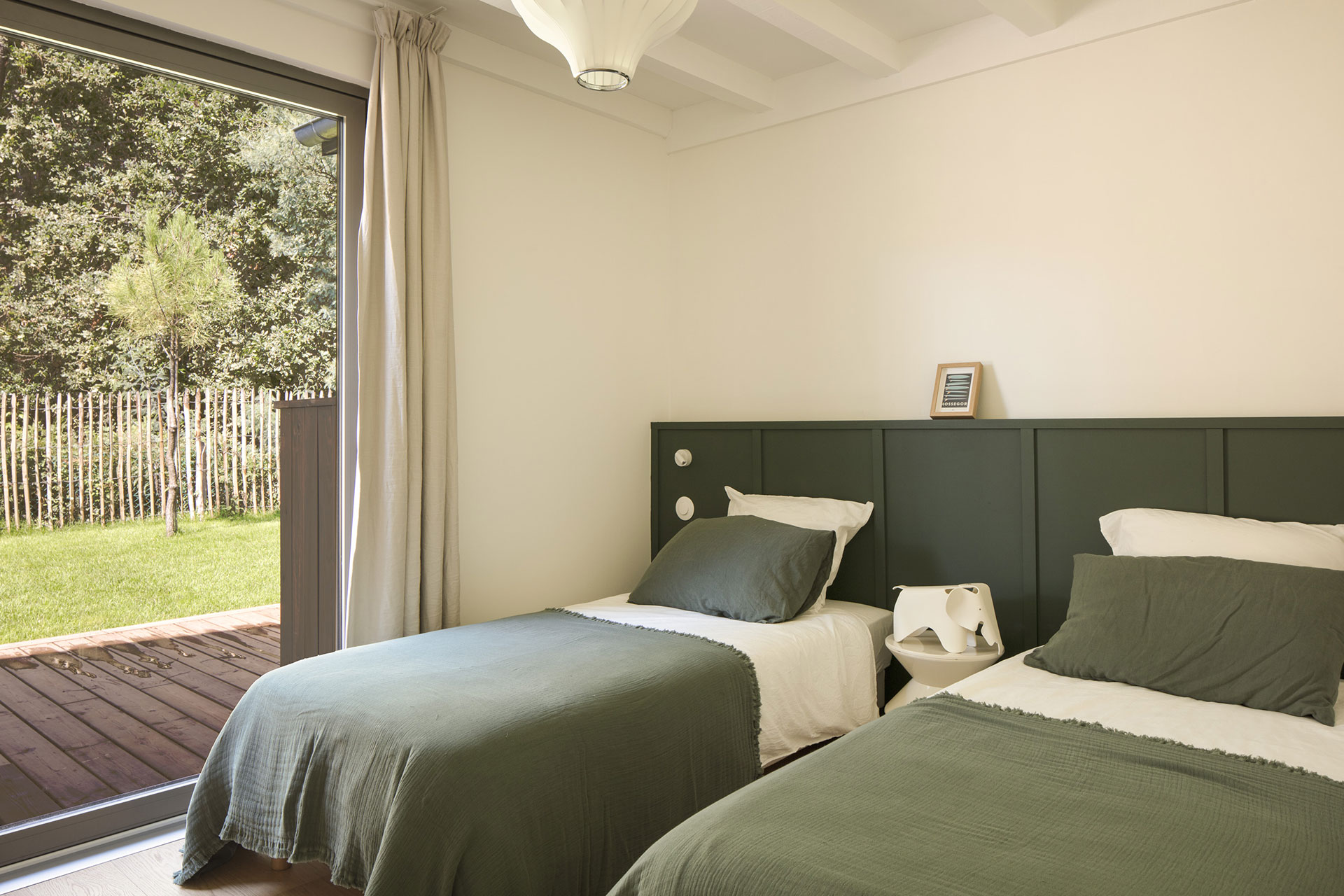 villa-dyreye_villa_seignosse-france_interior-two-beds.jpg