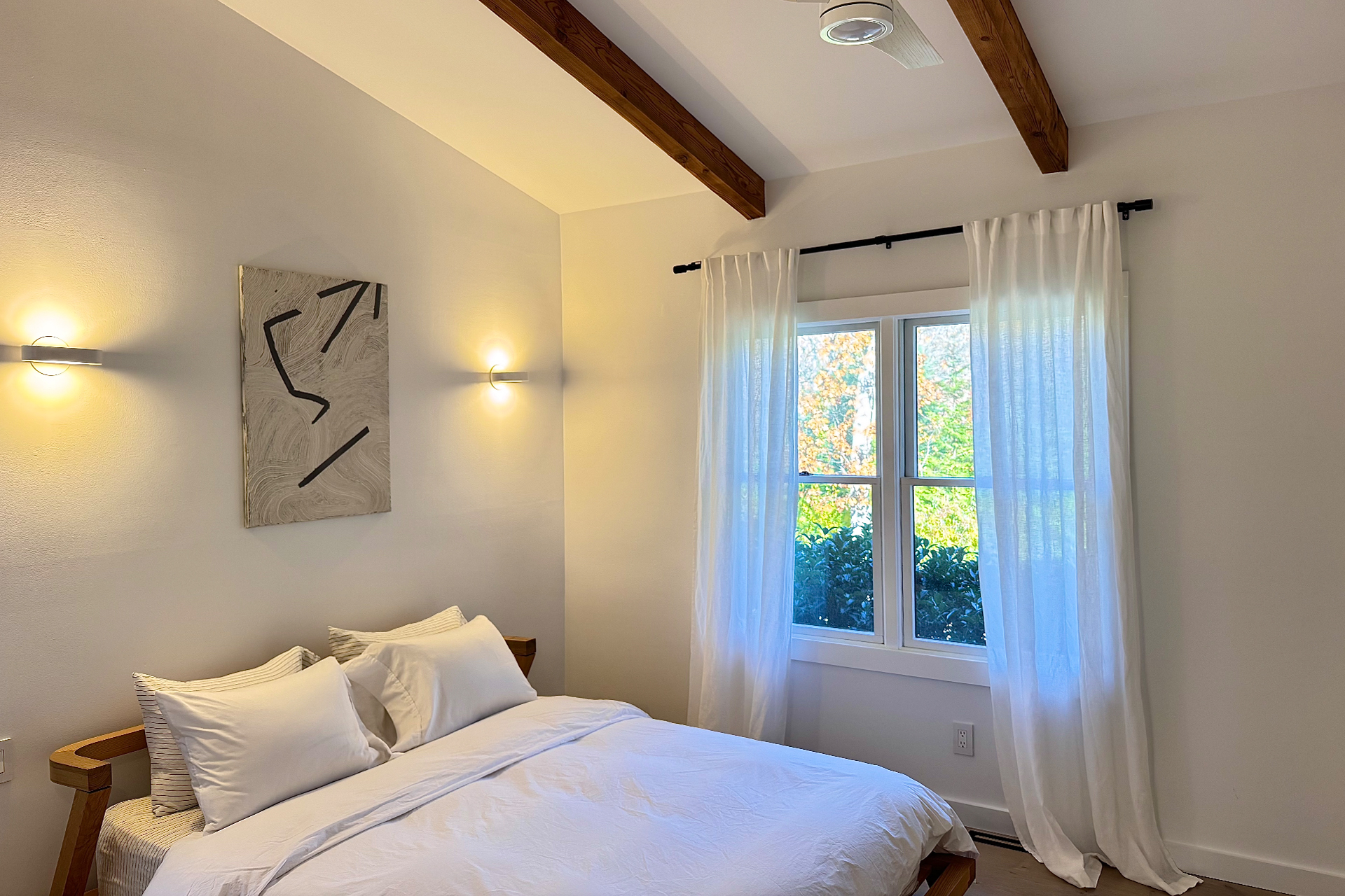hamptons-abode_villa_water-mill-new-york-usa_interior-bed.jpg