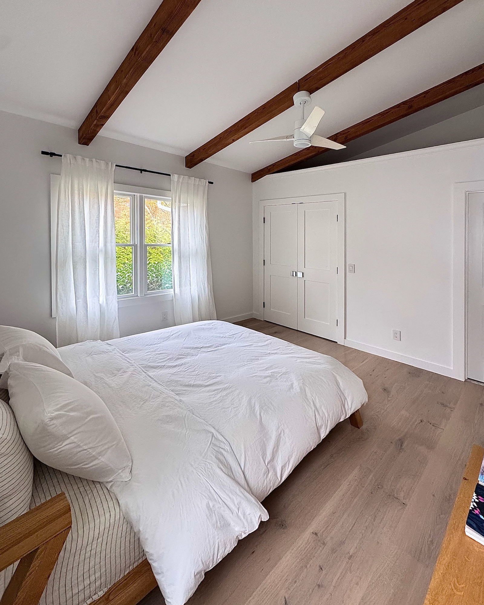 hamptons-abode_villa_water-mill-new-york-usa_interior-bed-room-space.jpg