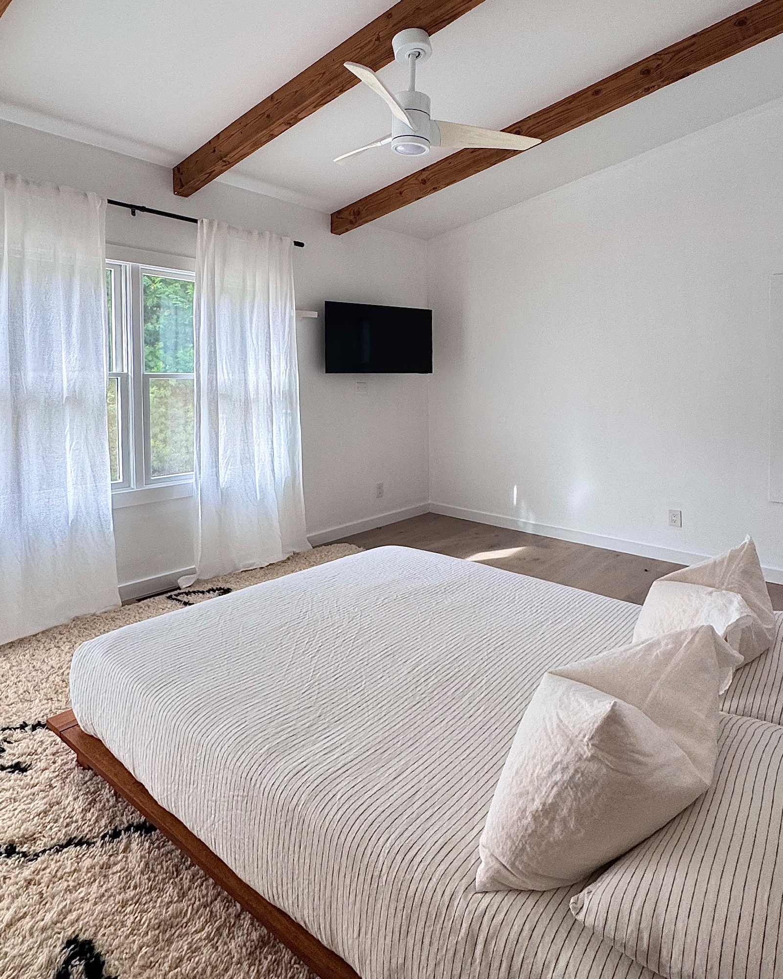 hamptons-abode_villa_water-mill-new-york-usa_interior-bedroom.jpg