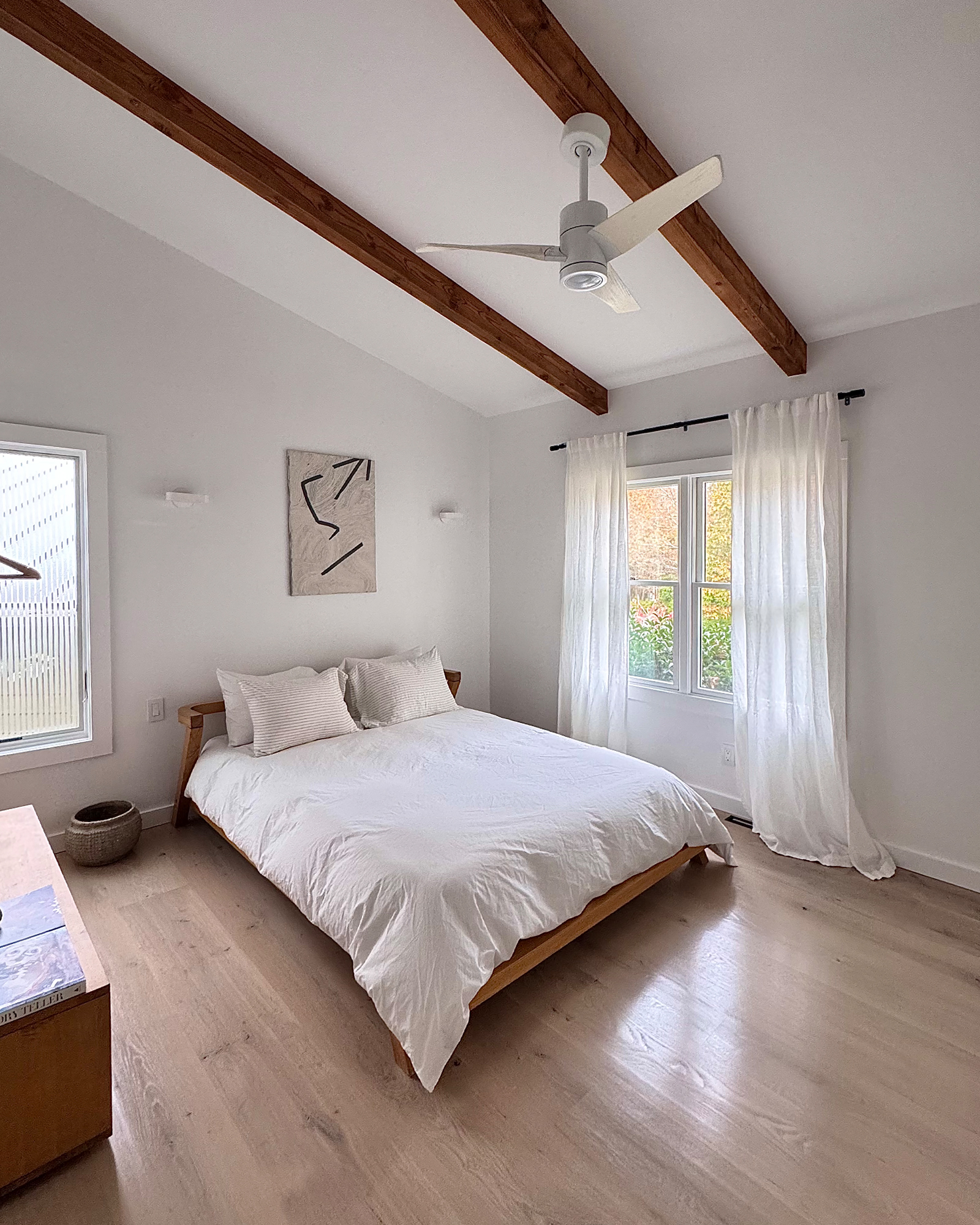hamptons-abode_villa_water-mill-new-york-usa_interior-bedroom-design.jpg
