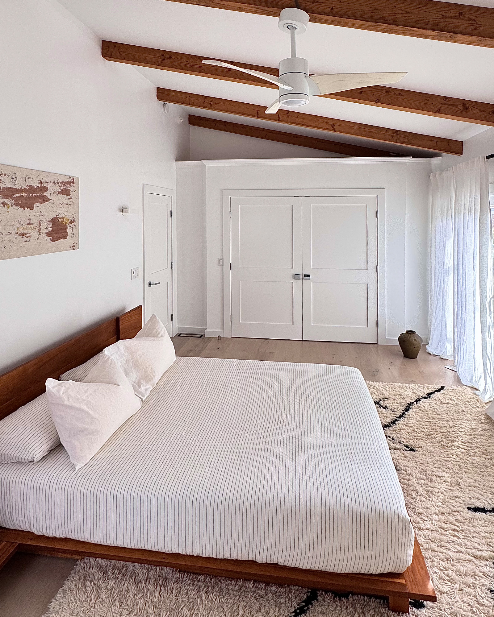 hamptons-abode_villa_water-mill-new-york-usa_interior-bedroom-space.jpg