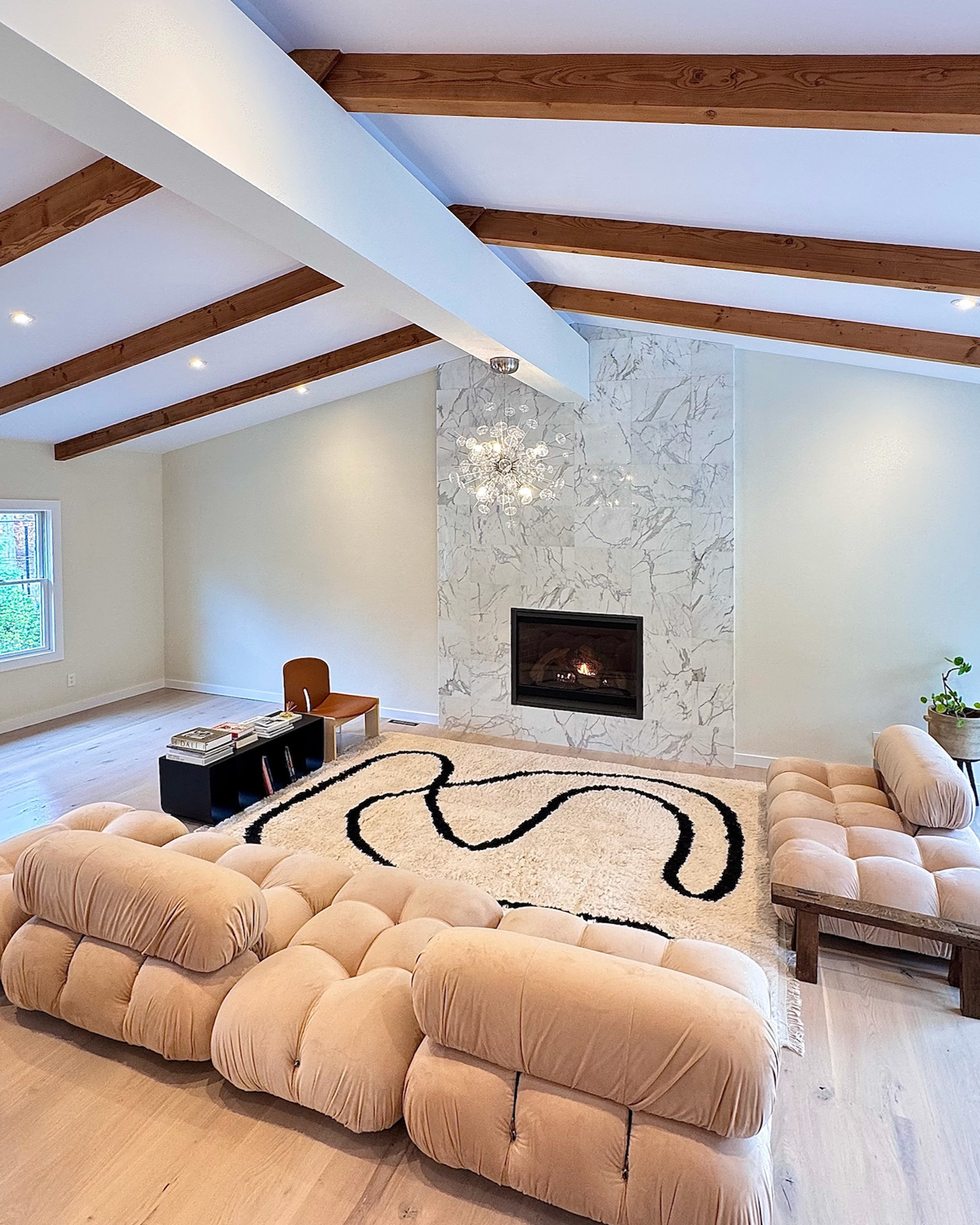 hamptons-abode_villa_water-mill-new-york-usa_interior-fireplace.jpg