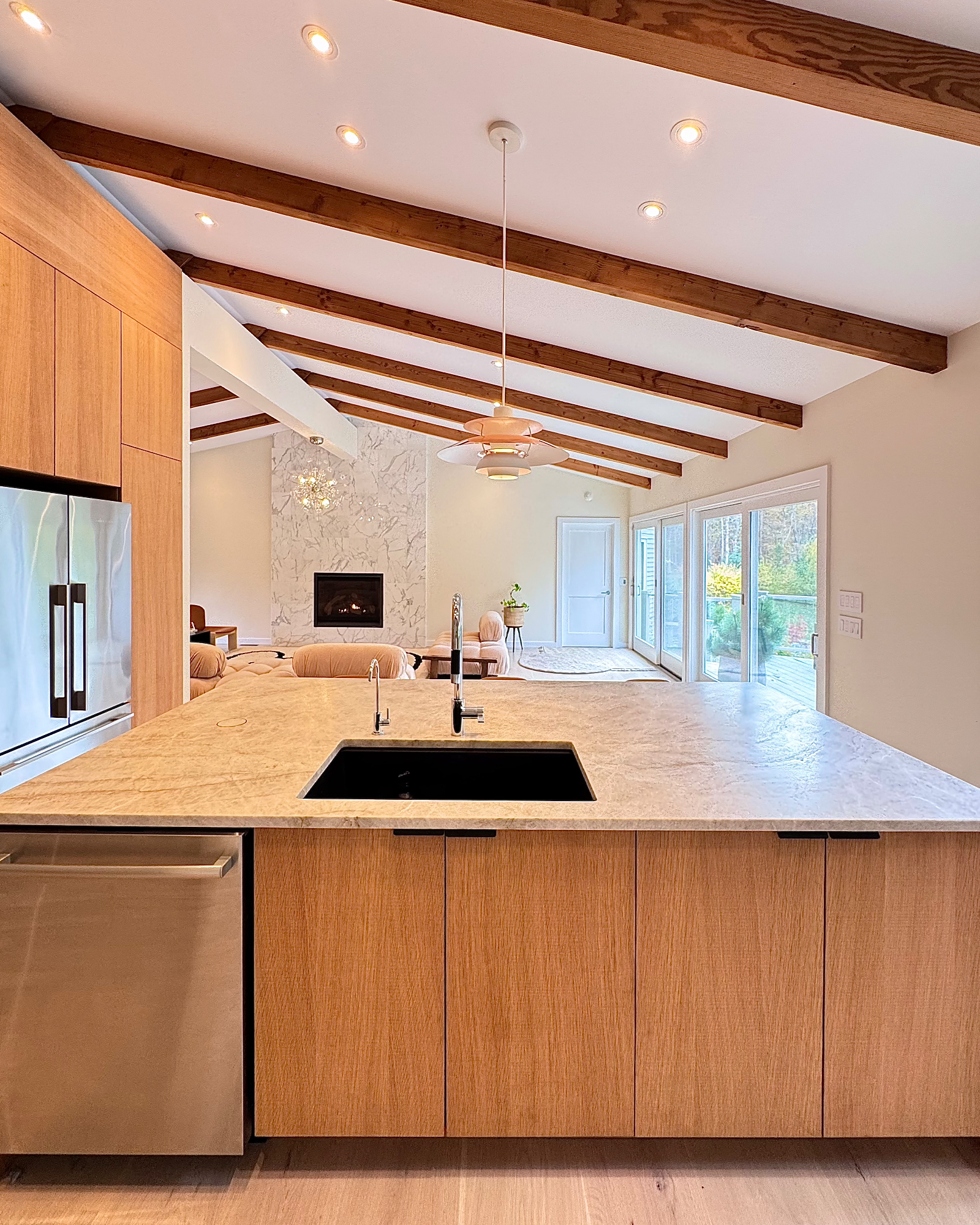 hamptons-abode_villa_water-mill-new-york-usa_interior-kitchen-room.jpg
