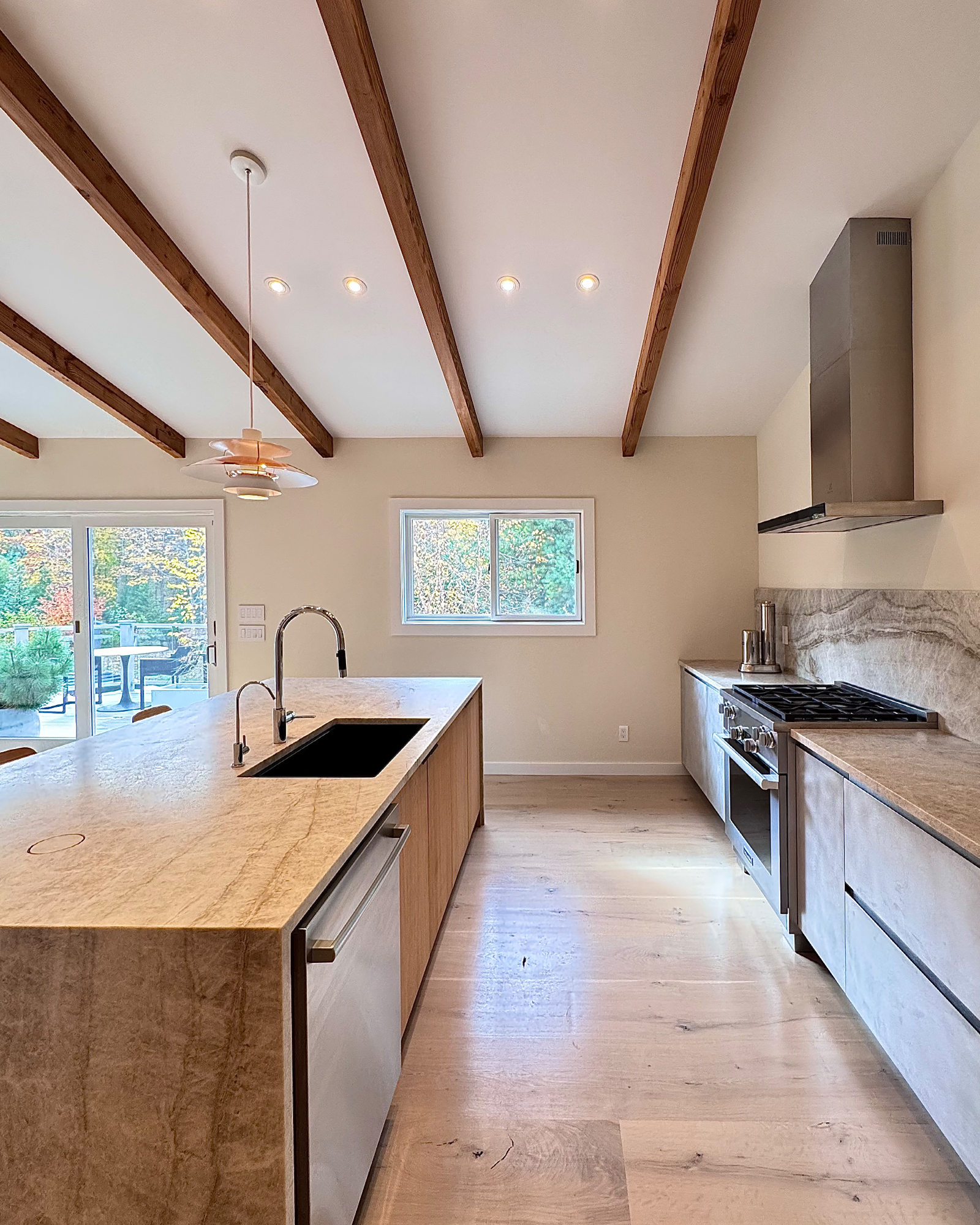 hamptons-abode_villa_water-mill-new-york-usa_interior-kitchen-space.jpg