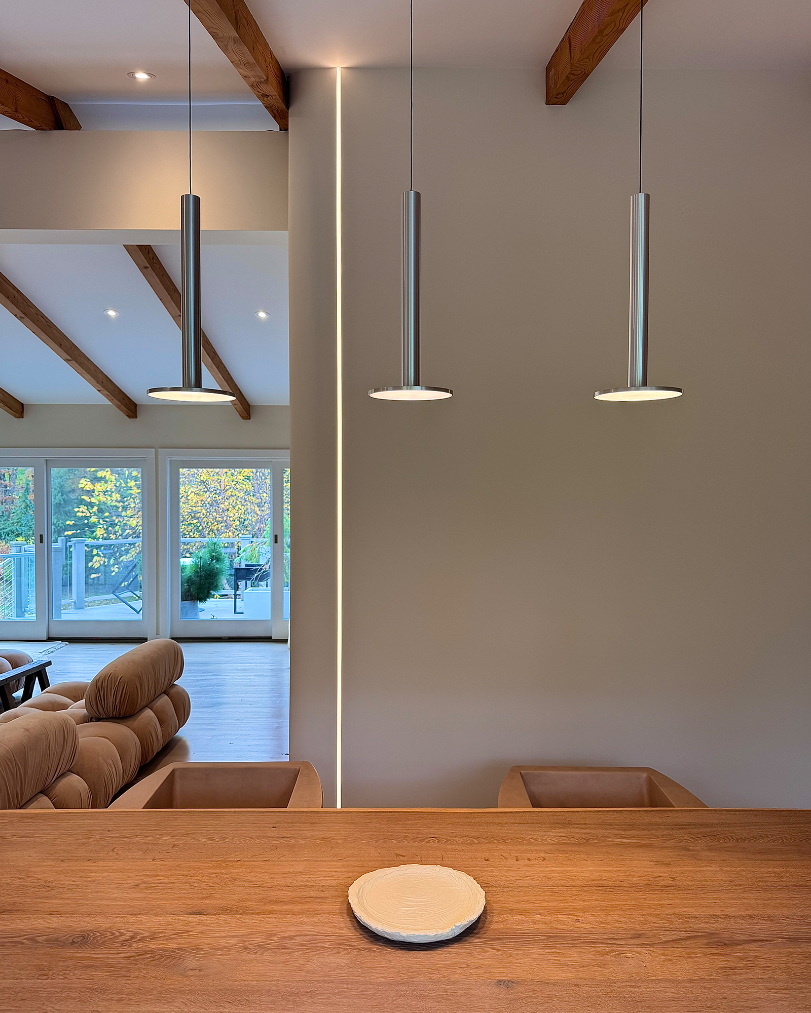 hamptons-abode_villa_water-mill-new-york-usa_interior-lamp.jpg