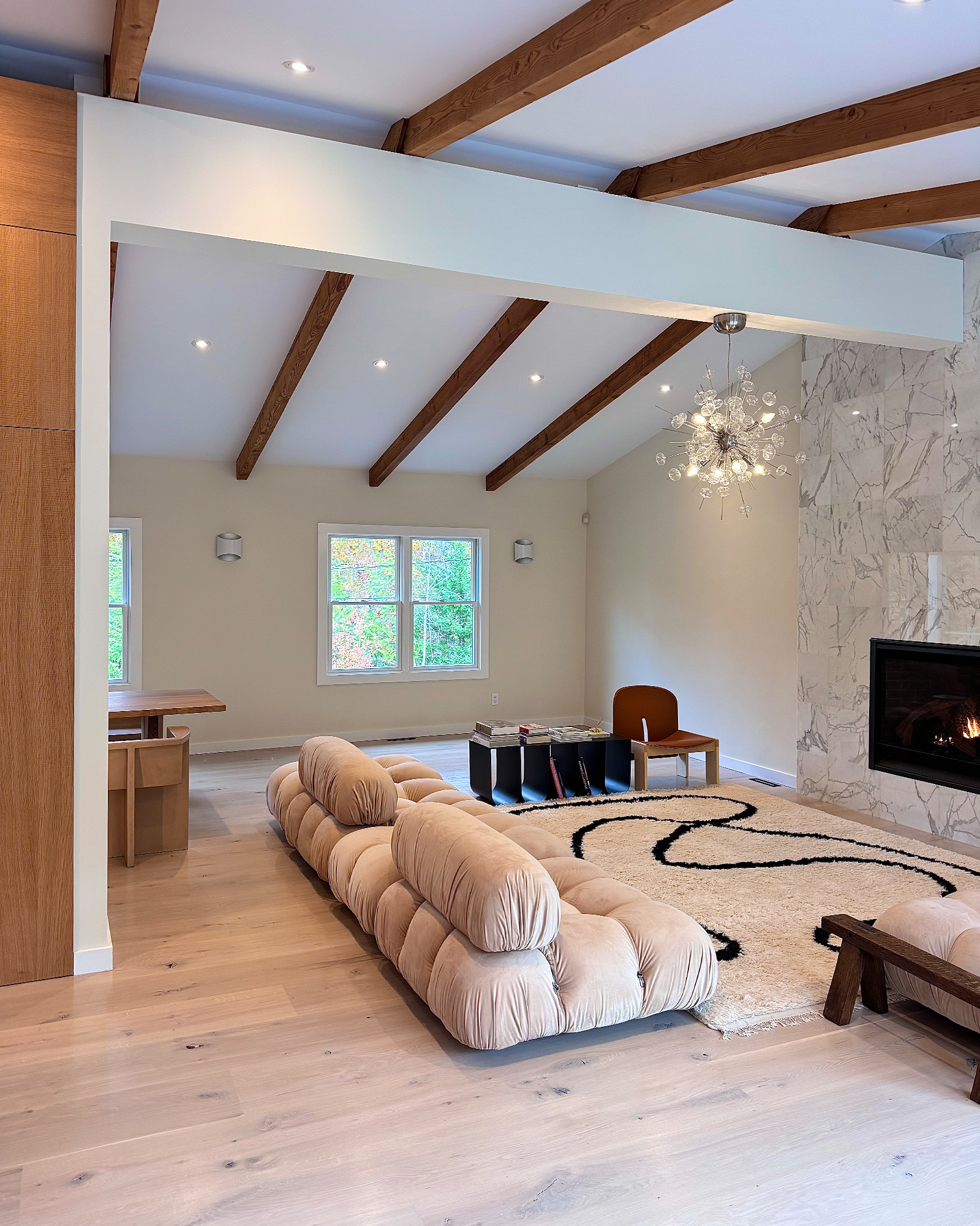hamptons-abode_villa_water-mill-new-york-usa_interior-living-room.jpg