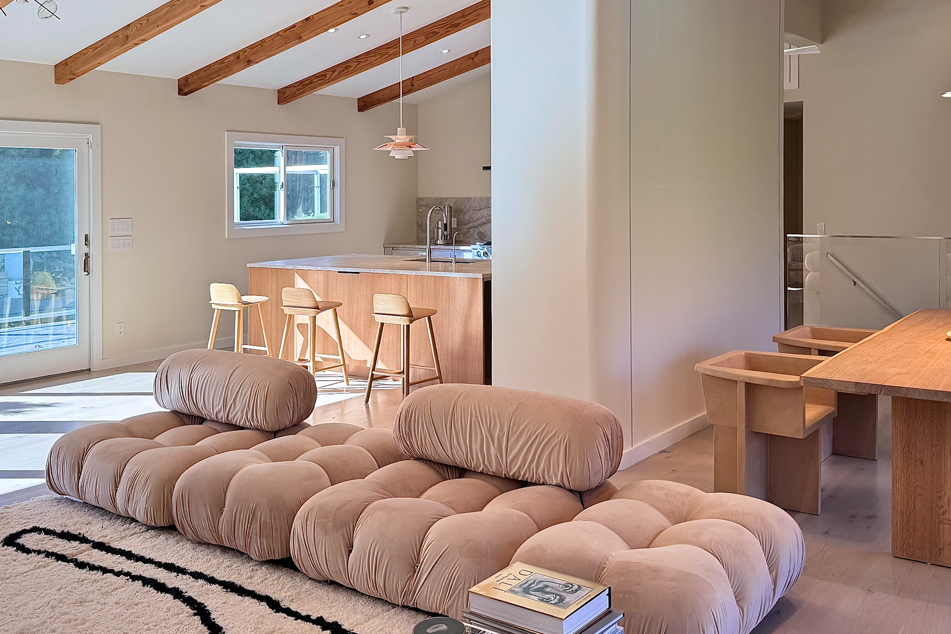 hamptons-abode_villa_water-mill-new-york-usa_interior-sofa.jpg