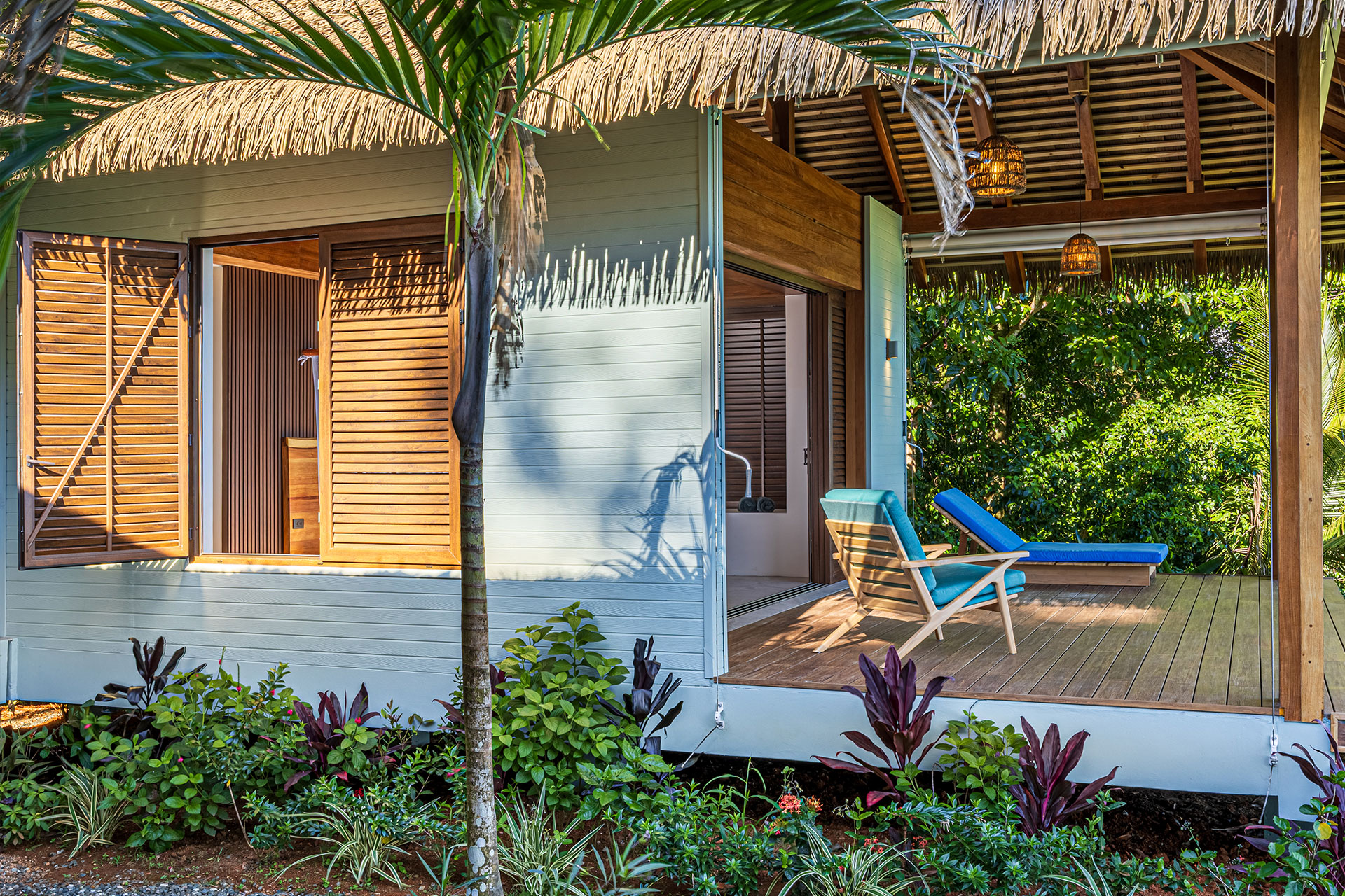 punta-jaguar_bungalow_puntarenas-costa-rica_exterior-palms.jpg