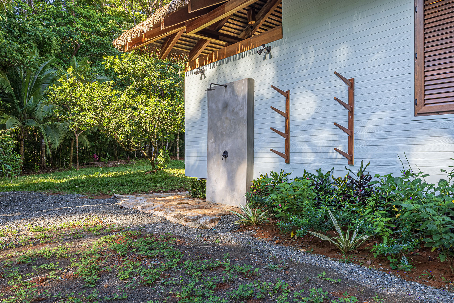 punta-jaguar_bungalow_puntarenas-costa-rica_exterior-shower.jpg