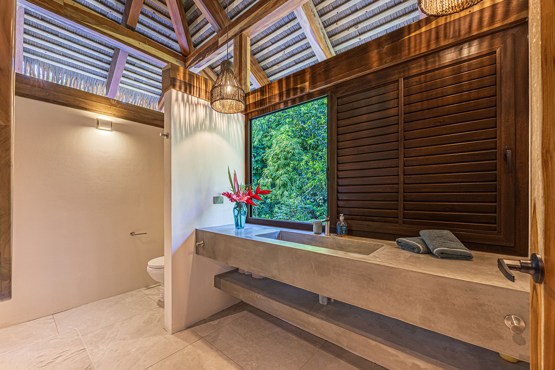 punta-jaguar_bungalow_puntarenas-costa-rica_interior-bathroom.jpg