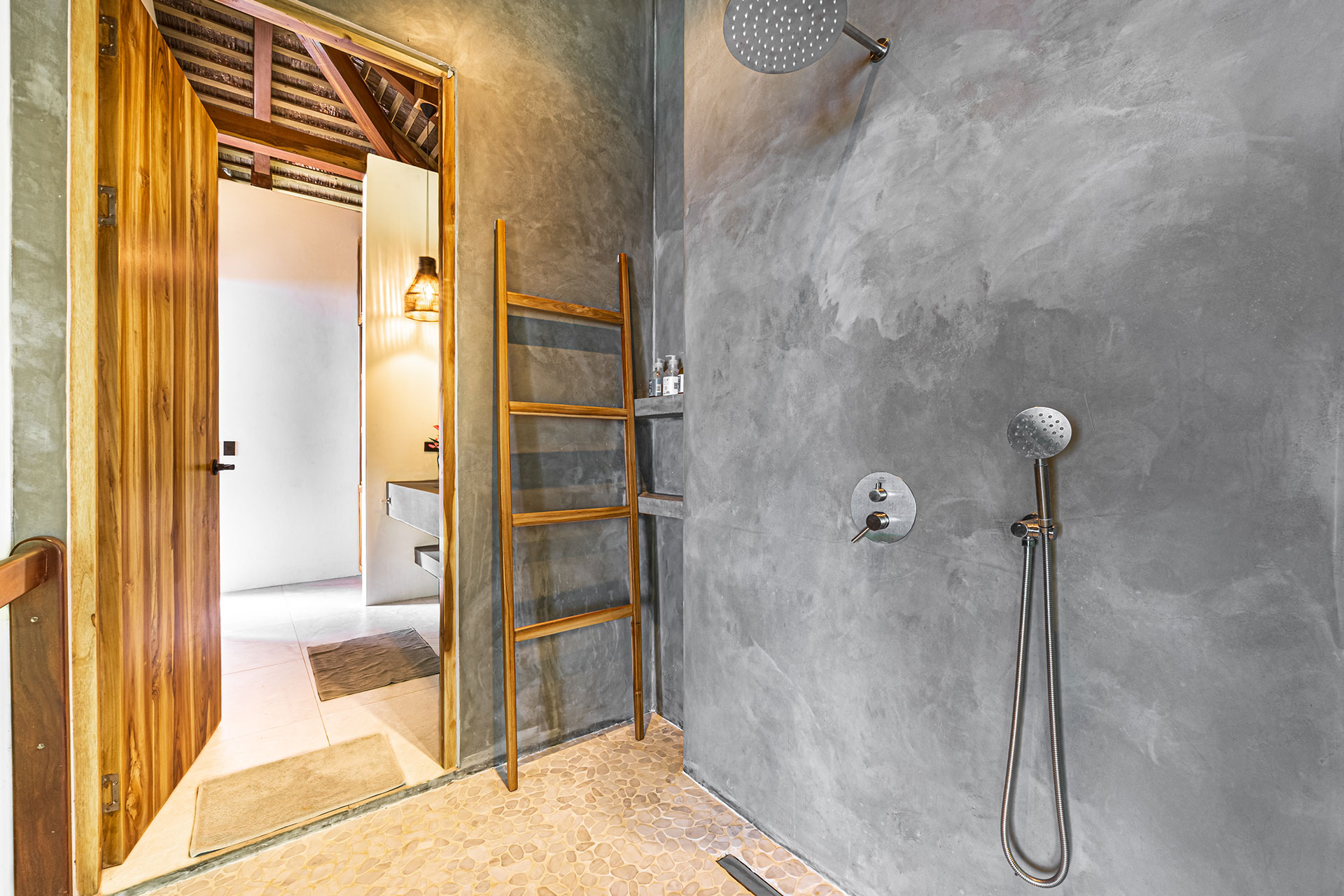 punta-jaguar_bungalow_puntarenas-costa-rica_interior-bathroom-shower.jpg