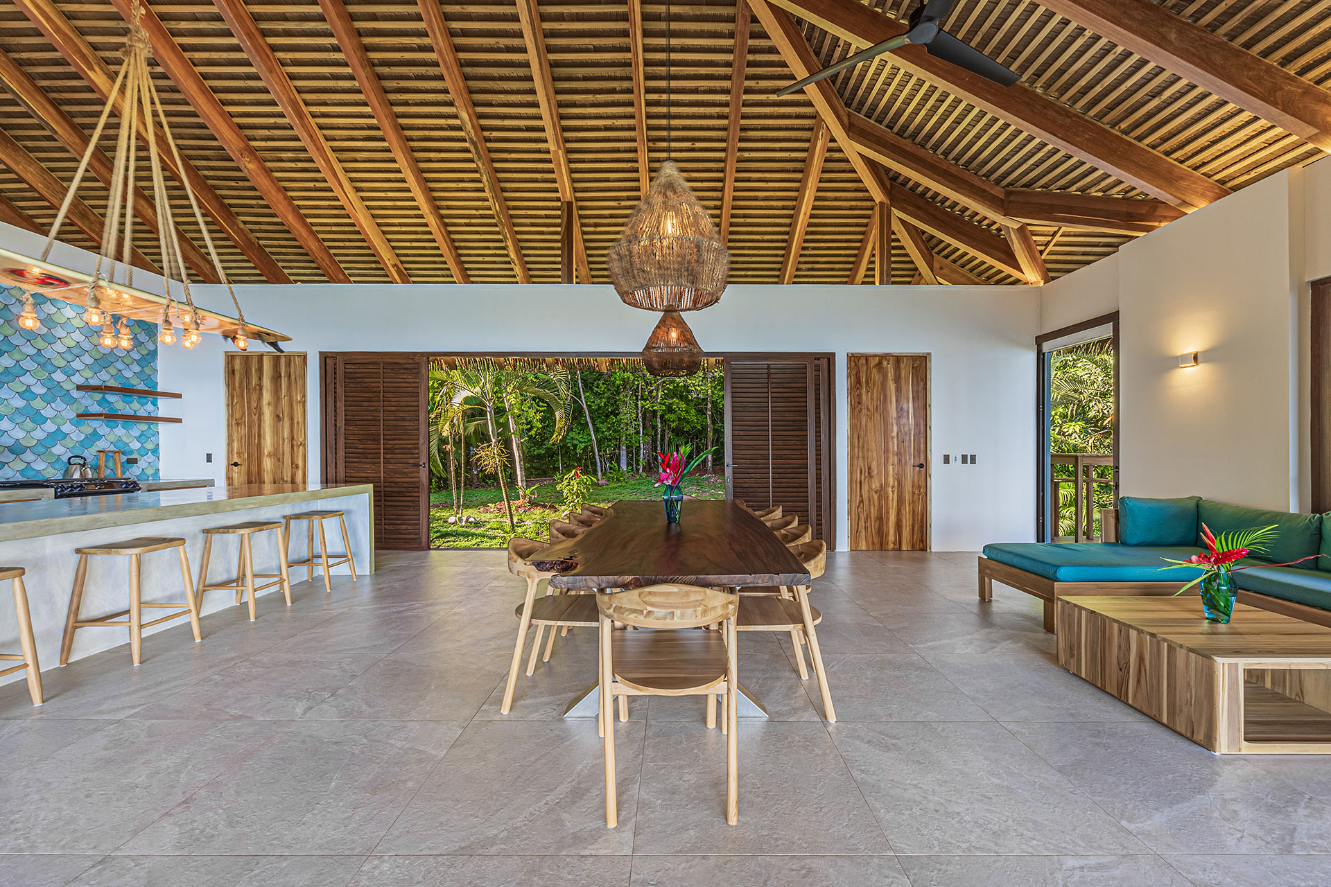 punta-jaguar_bungalow_puntarenas-costa-rica_interior-dining.jpg