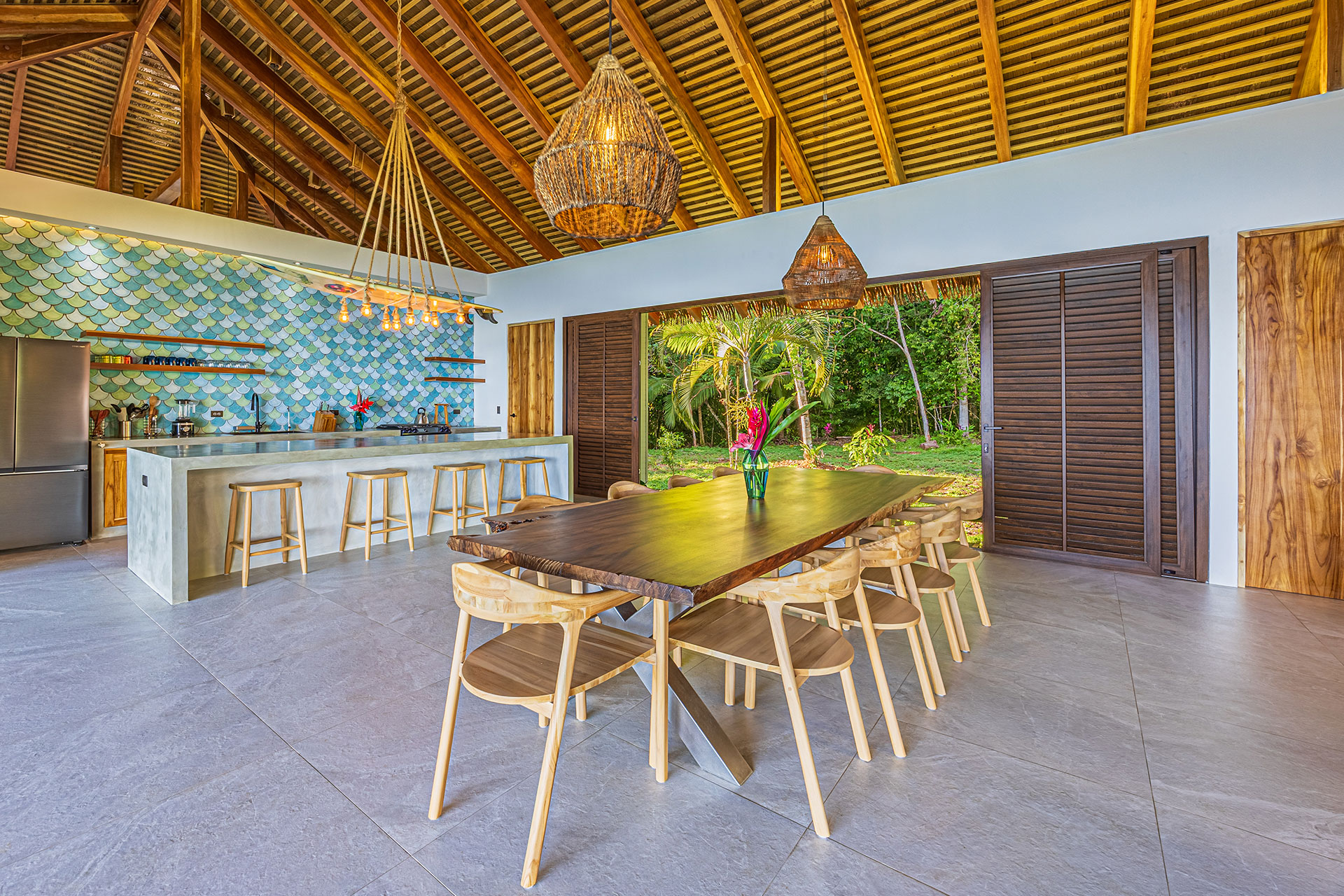 punta-jaguar_bungalow_puntarenas-costa-rica_interior-dining-tabke.jpg