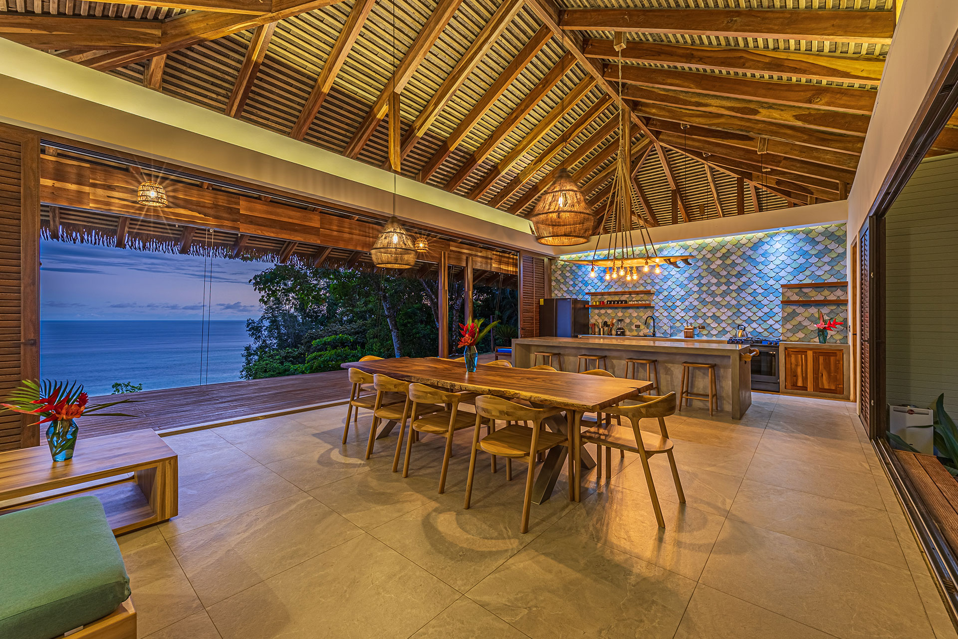 punta-jaguar_bungalow_puntarenas-costa-rica_interior-night.jpg