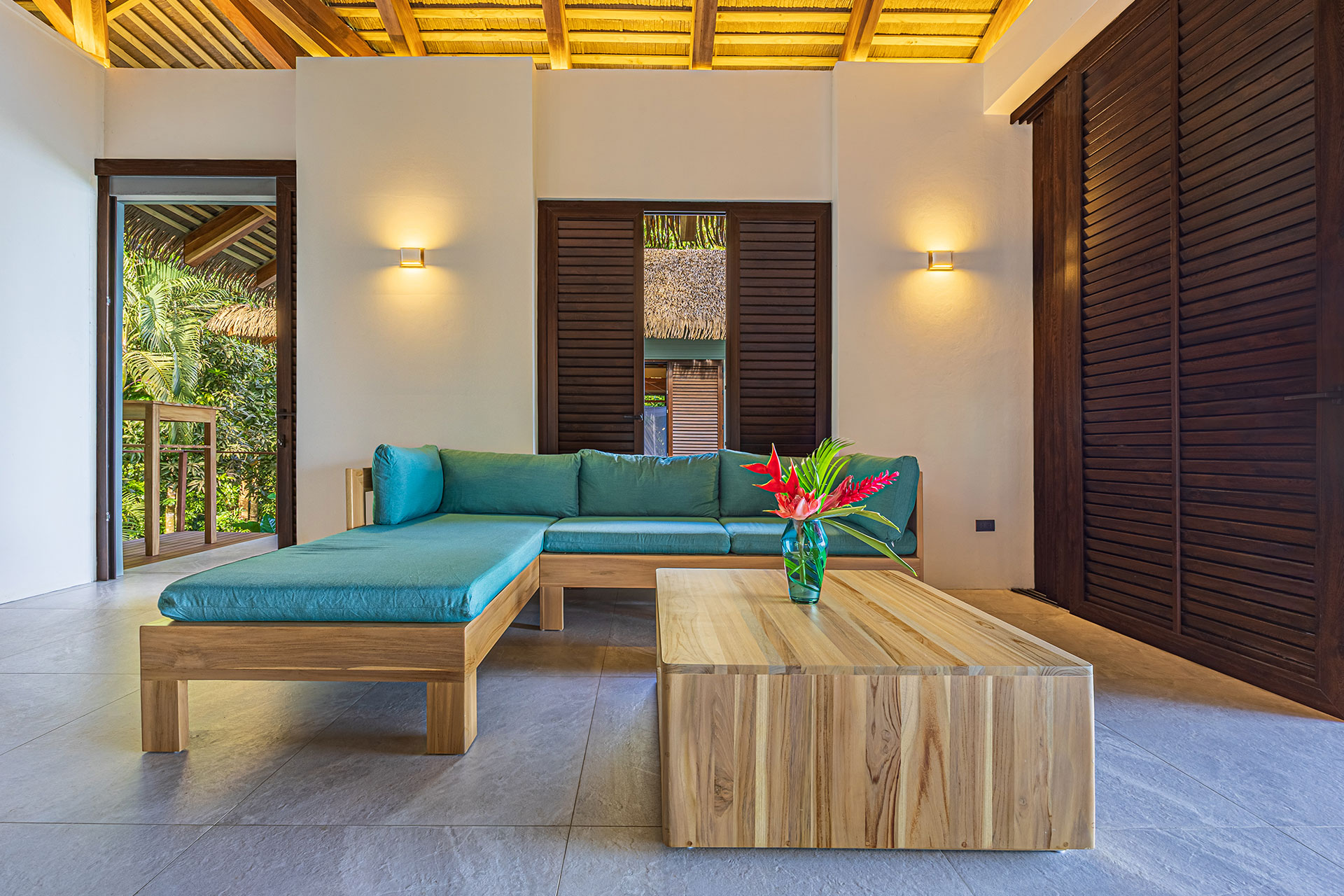 punta-jaguar_bungalow_puntarenas-costa-rica_interior-sofa.jpg
