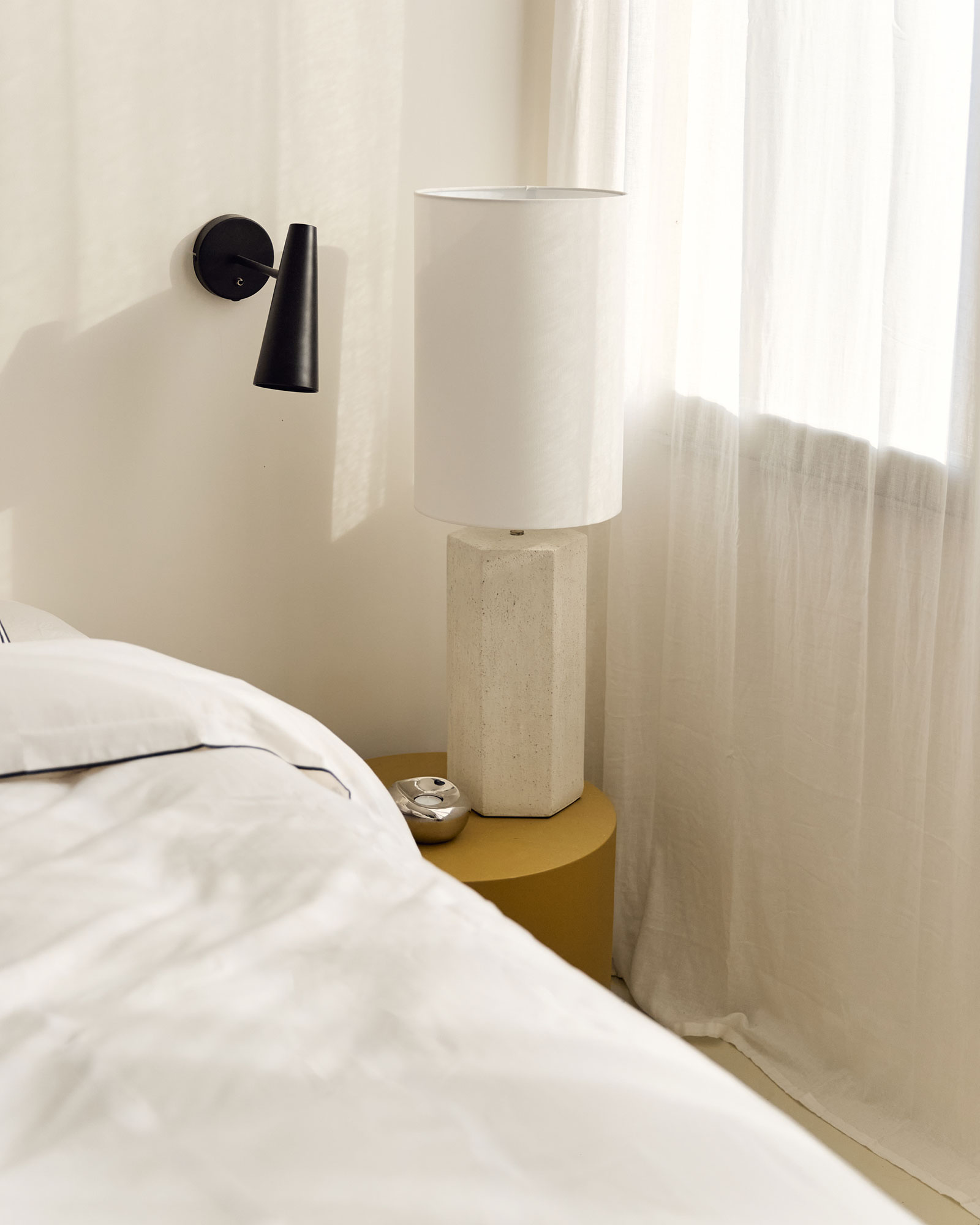 le-loft-de-luzege_loft_Occitanie-france_interior-bed-lamp.jpg