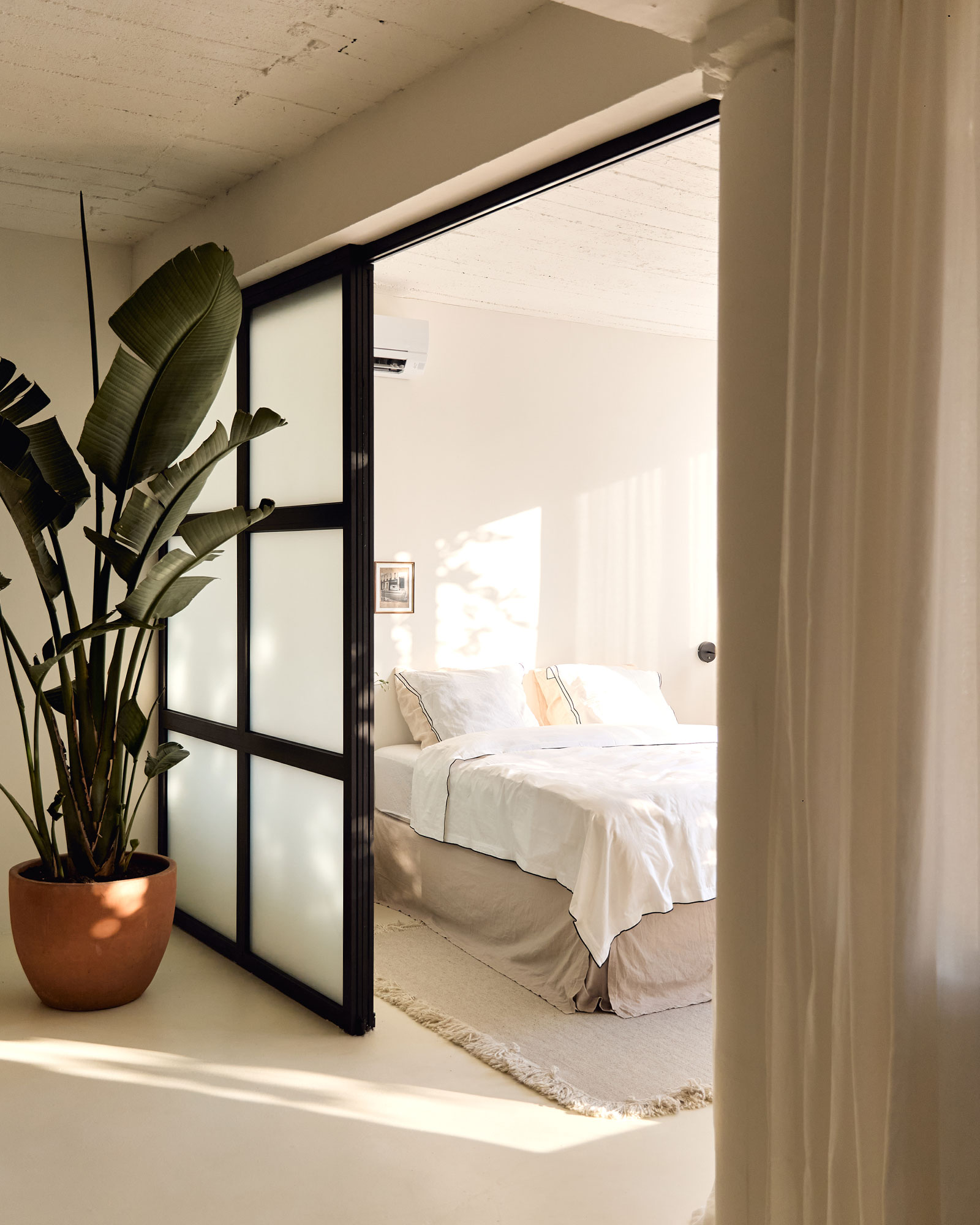 le-loft-de-luzege_loft_Occitanie-france_interior-bed-room-space.jpg