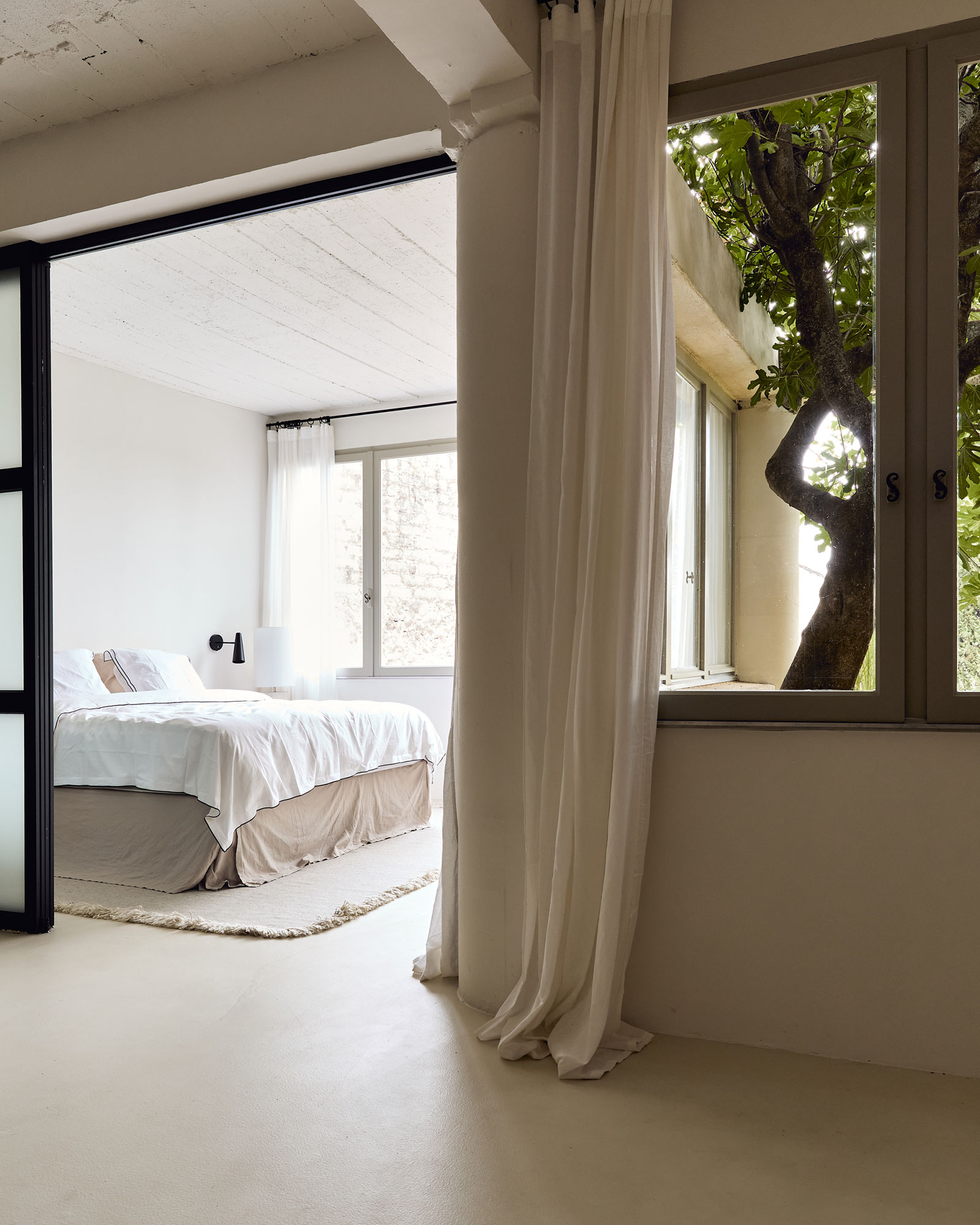 le-loft-de-luzege_loft_Occitanie-france_interior-space-bedroom.jpg