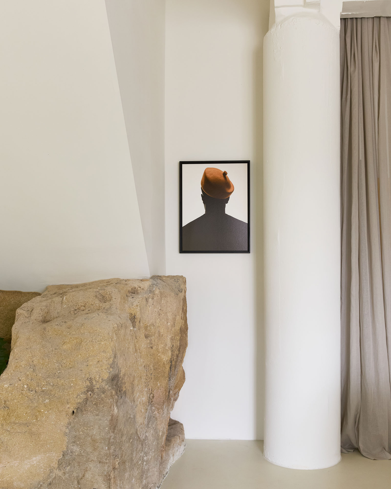 le-loft-de-luzege_loft_Occitanie-france_interior-wall-art.jpg
