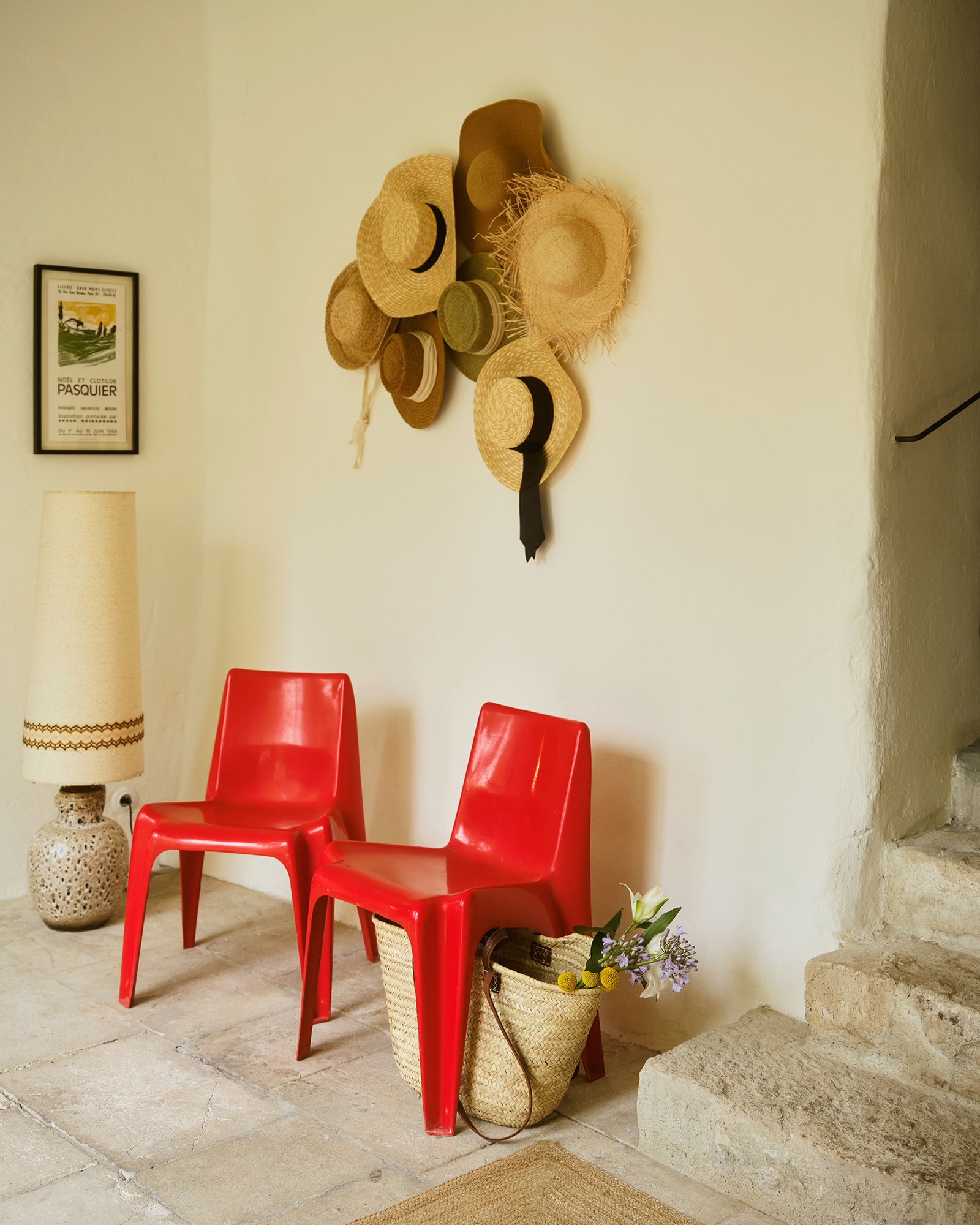 pistou_villa_Provence-Alpes-Côte-d'Azur-france_interior-red-chairs.jpg