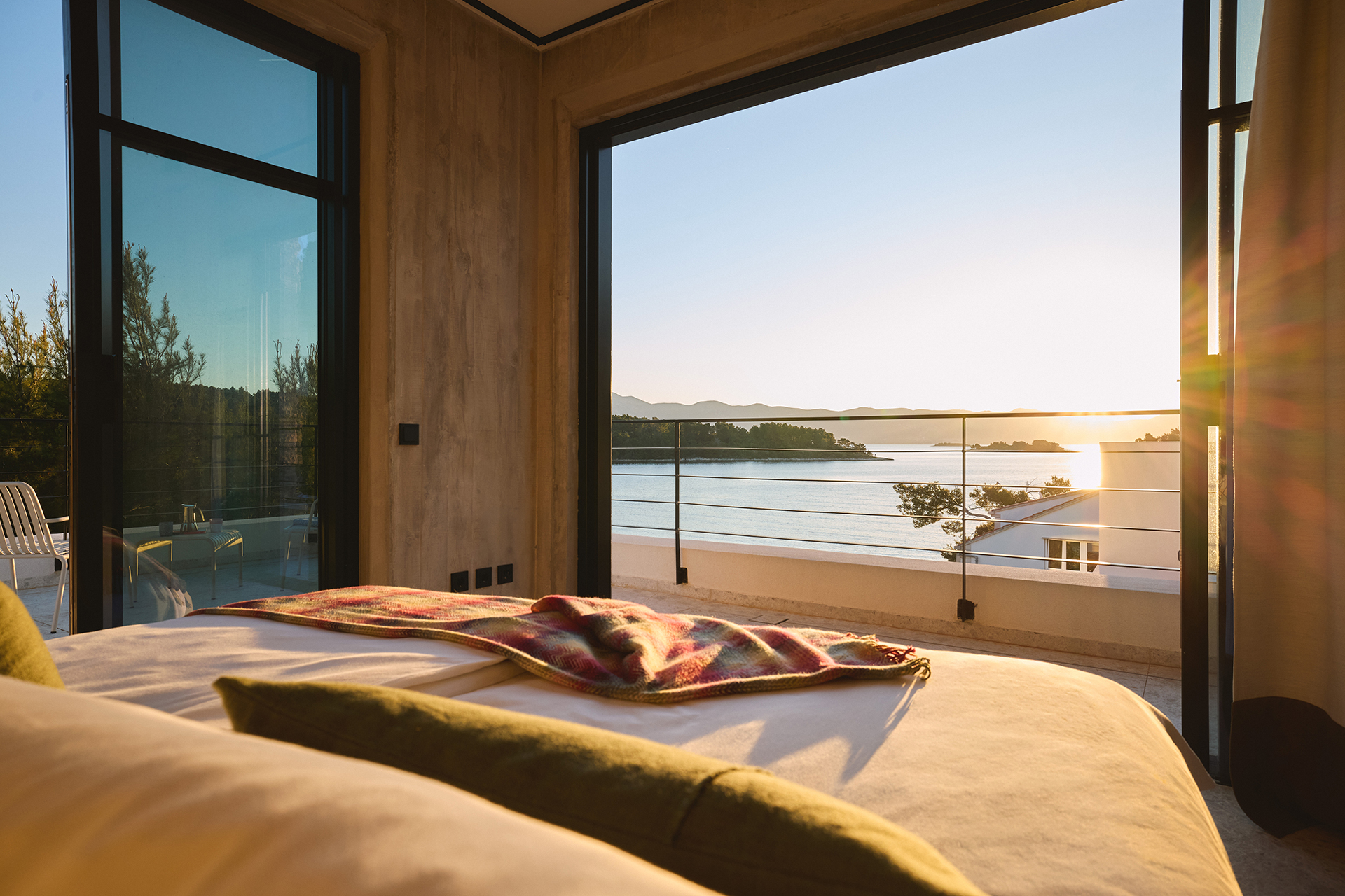 lumbarda-house_house_lumbarda-croatia_interior-bedroom-window.jpg