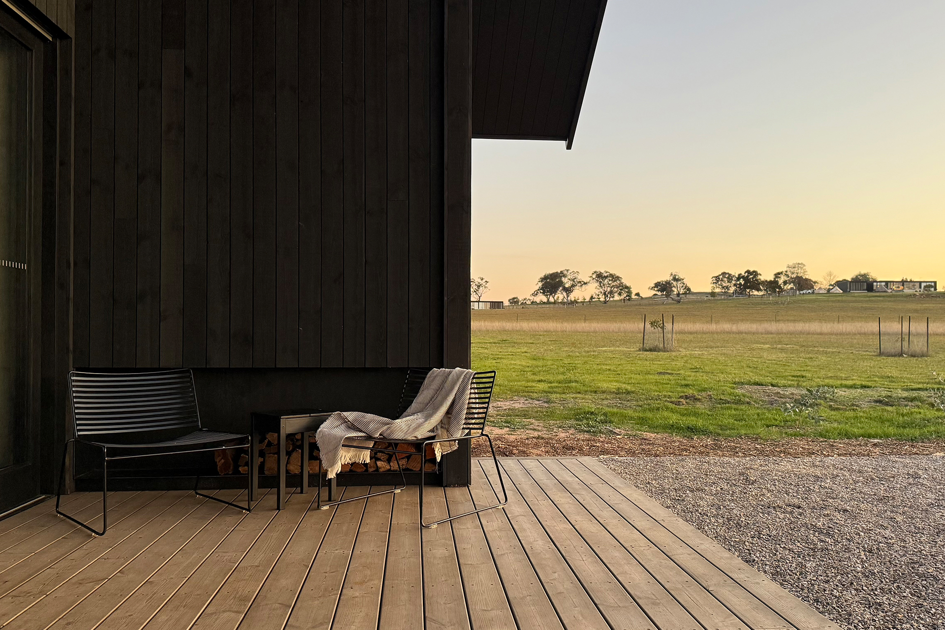 ember-mudgee_country-house_new-south-wales-australia_exterior-chairs.jpg
