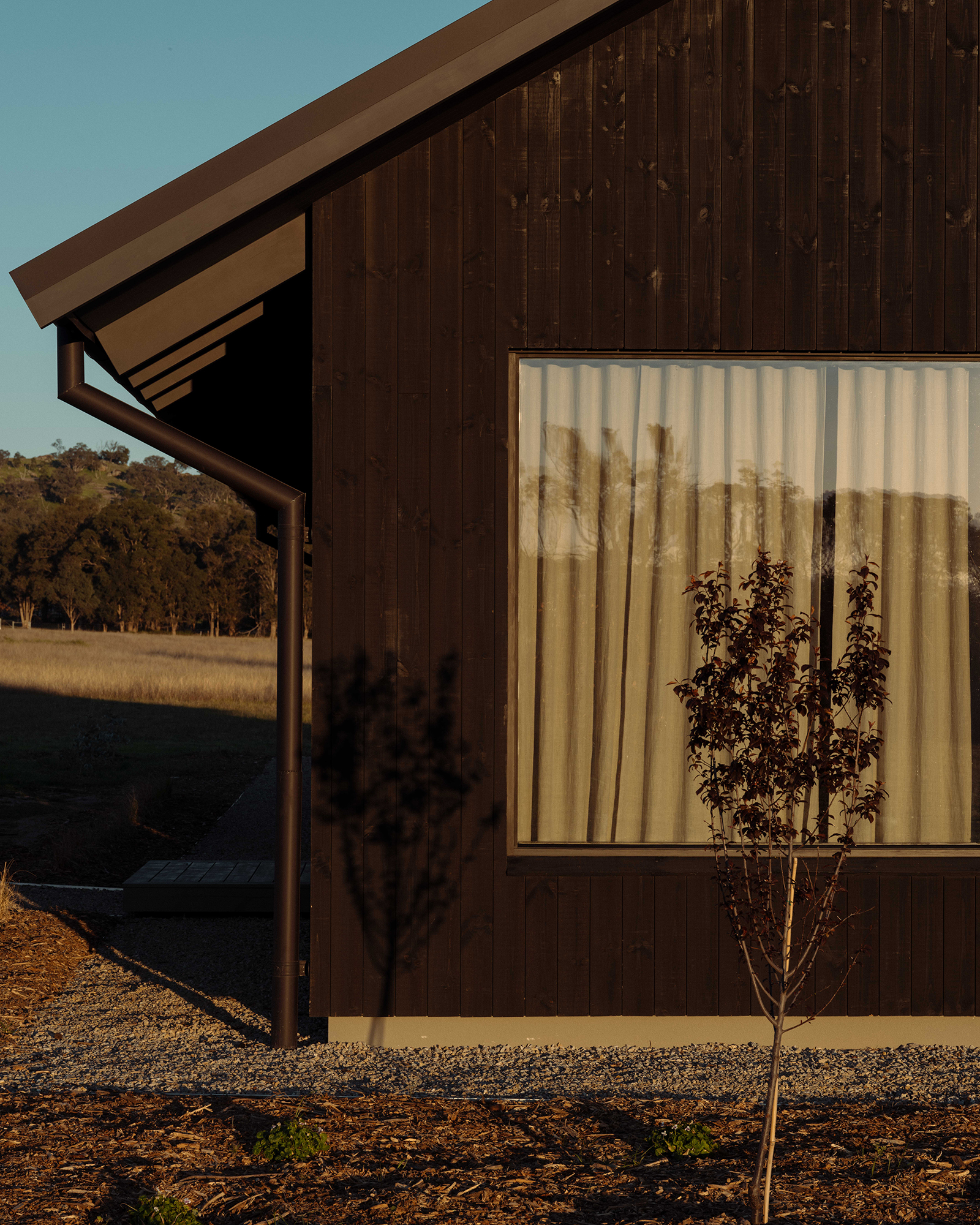 ember-mudgee_country-house_new-south-wales-australia_exterior-detail-facade.jpg