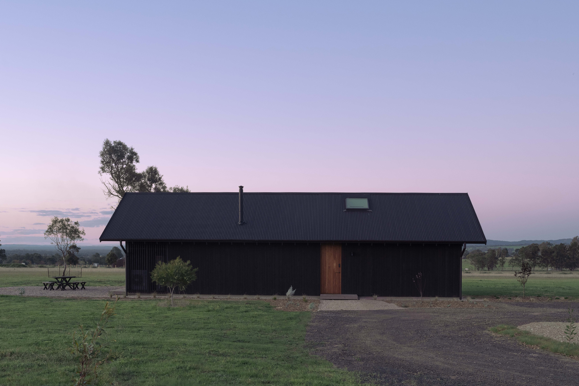 ember-mudgee_country-house_new-south-wales-australia_exterior-facade.jpg