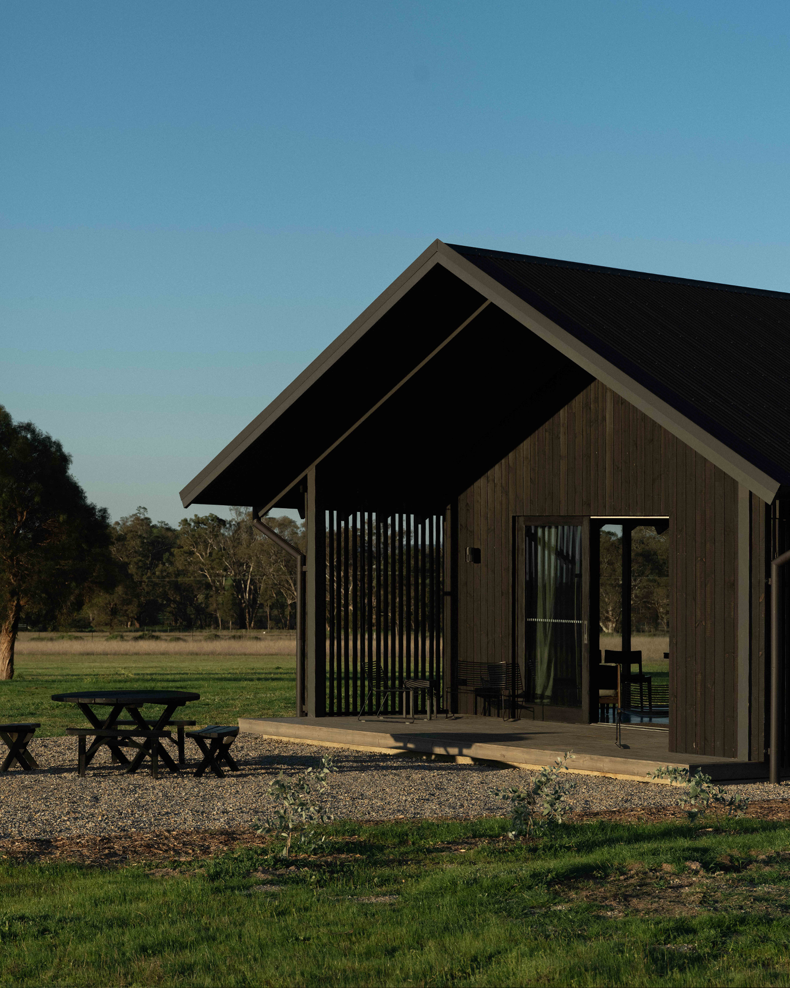 ember-mudgee_country-house_new-south-wales-australia_exterior-facade-design-detail.jpg