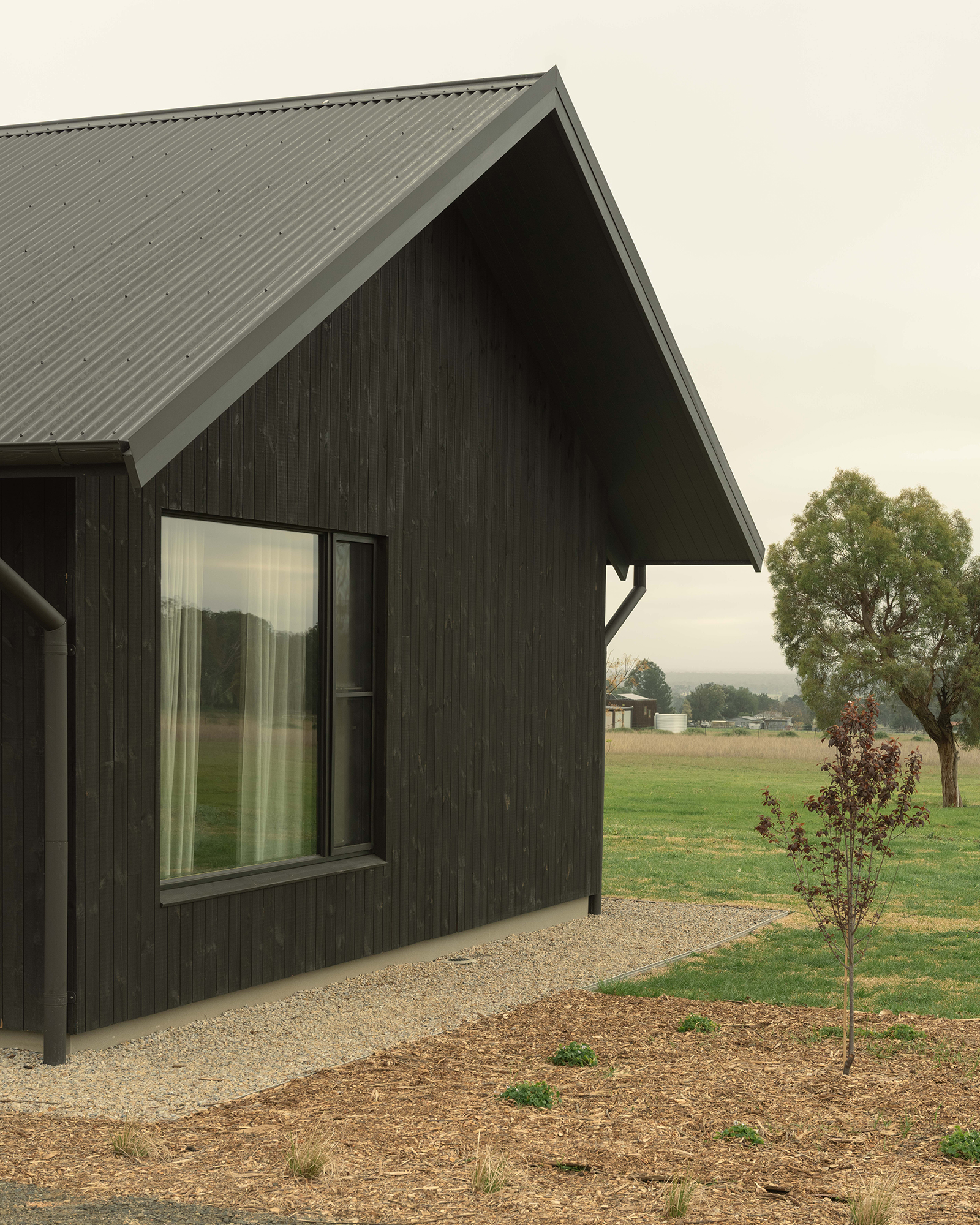 ember-mudgee_country-house_new-south-wales-australia_exterior-facade-detail-design.jpg