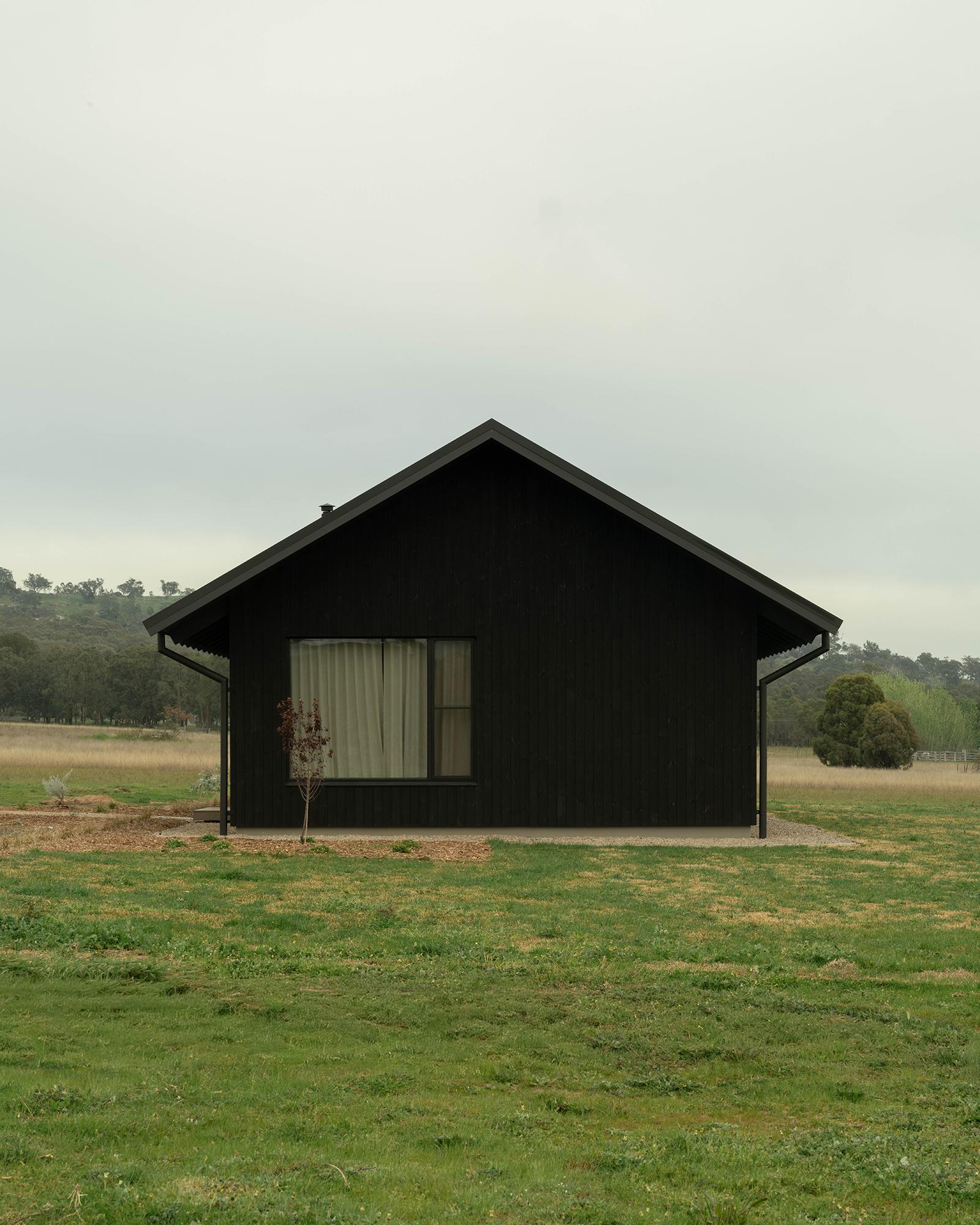 ember-mudgee_country-house_new-south-wales-australia_exterior-front-facade.jpg